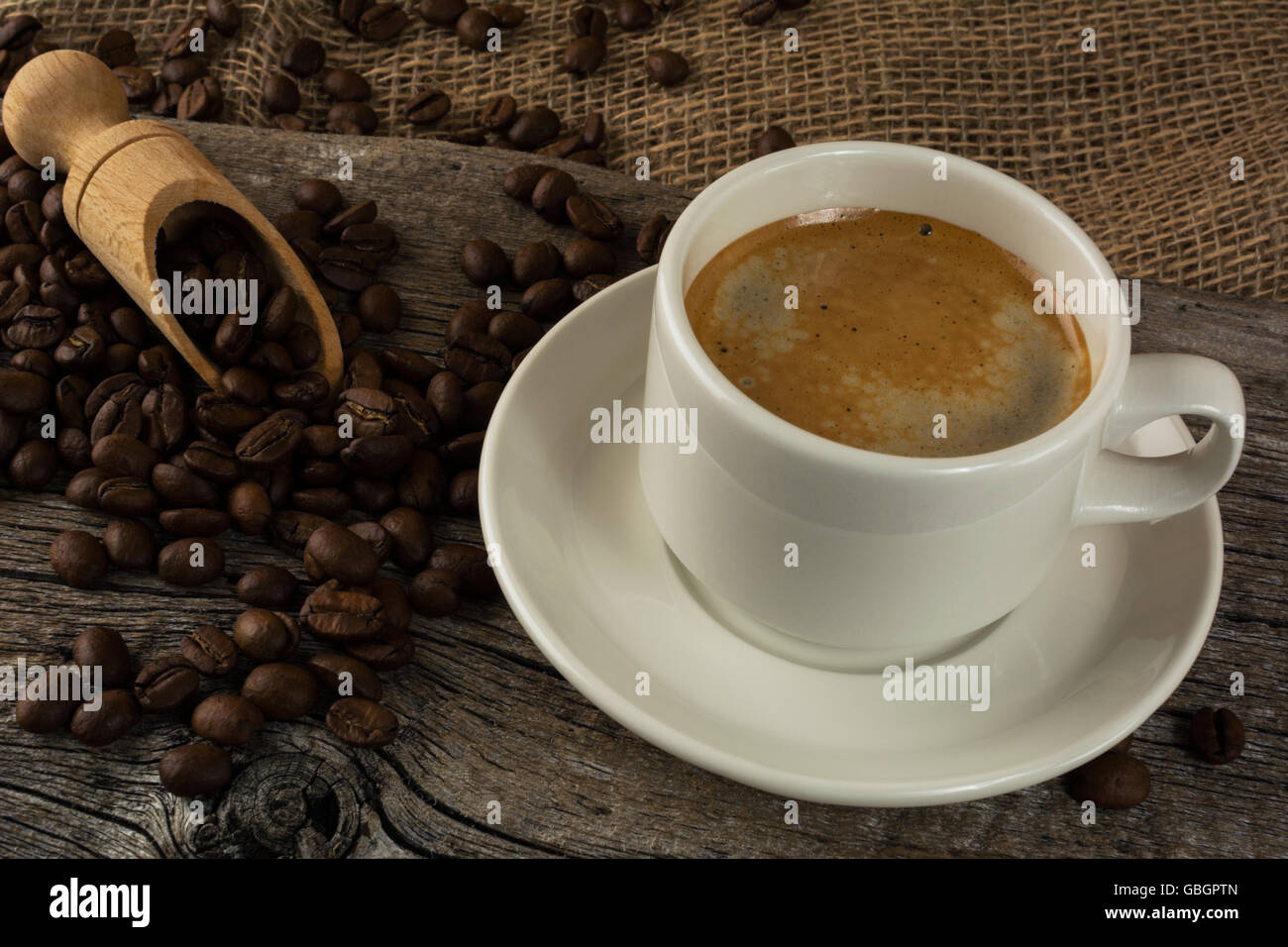 Tasse à café sur le fond en bois. Le café fort. Le café du matin. Pause café. Le café fort. Tasse à café. Tasse de café. Banque D'Images