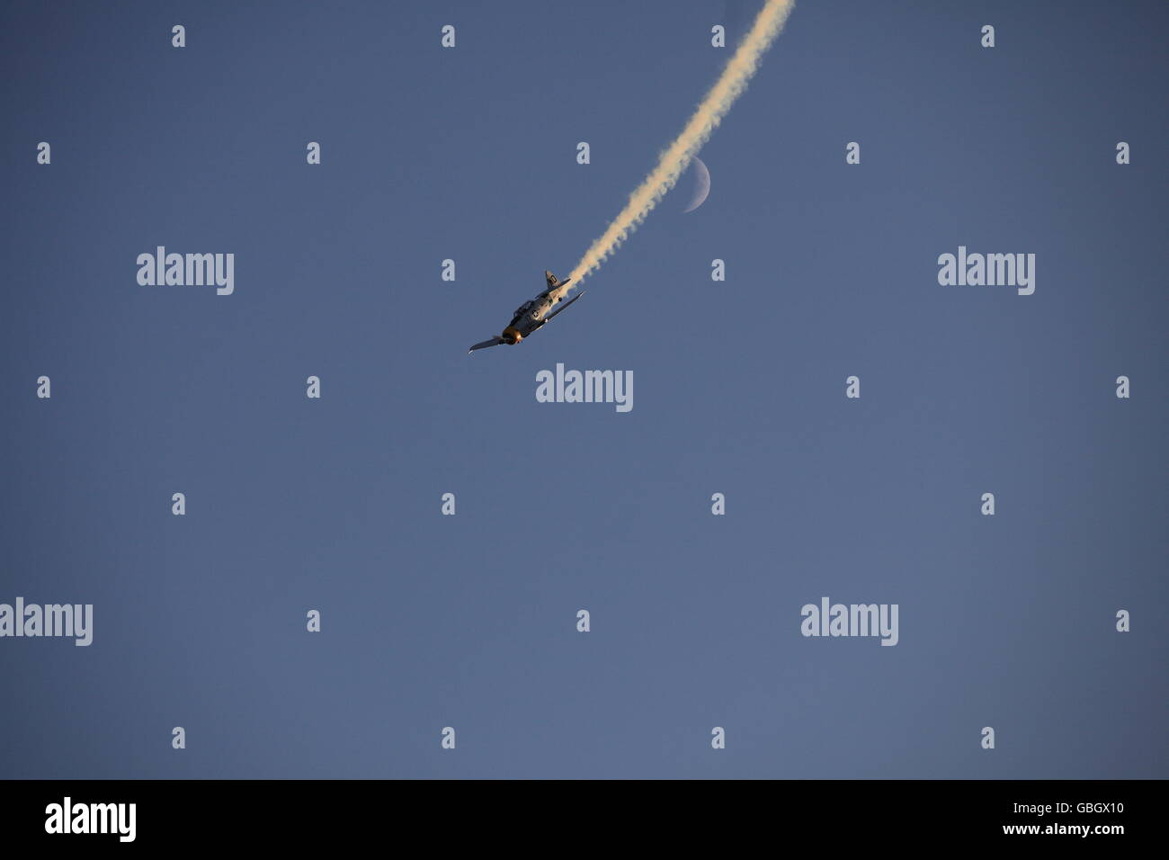 Marines Air Show prop avion avec une vue de la lune en début de soirée Banque D'Images