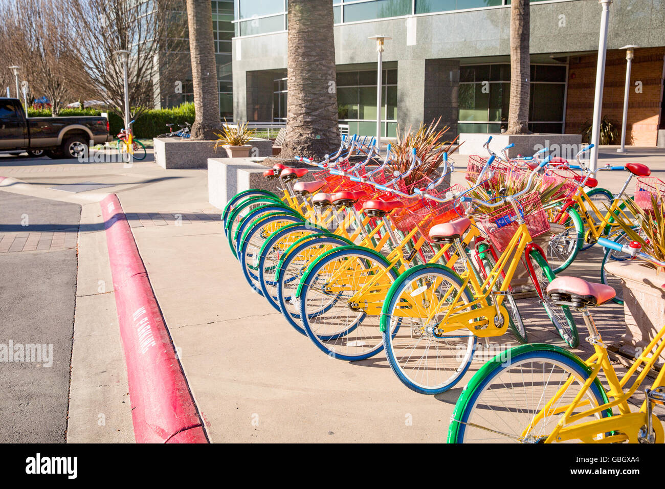 Google vélos dans et autour du campus de Google sur la montagne Banque D'Images