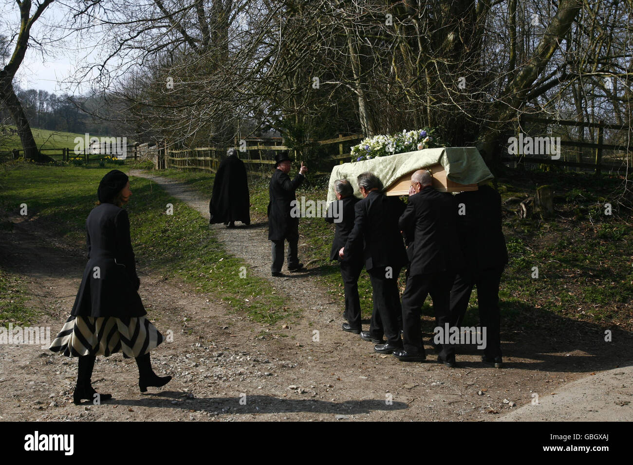 Le cercueil de Sir Nicholas Henderson est transporté vers l'église St Sin à Combe, dans le Berkshire, pour les funérailles de l'ancien ambassadeur britannique qui a été crucial pour obtenir le soutien américain pour la guerre des Malouines, alors que sa fille, Alexandra Drogheda, se déplace vers l'arrière (à gauche). Banque D'Images