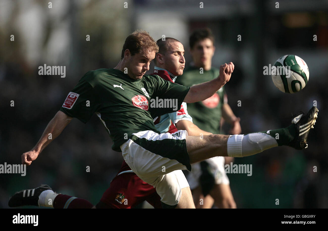 Martin Paterson de Burnley et Marcel Seip de Plymouth se battent pour le ballon lors du match de championnat Coca-Cola à Home Park, Plymouth. Banque D'Images