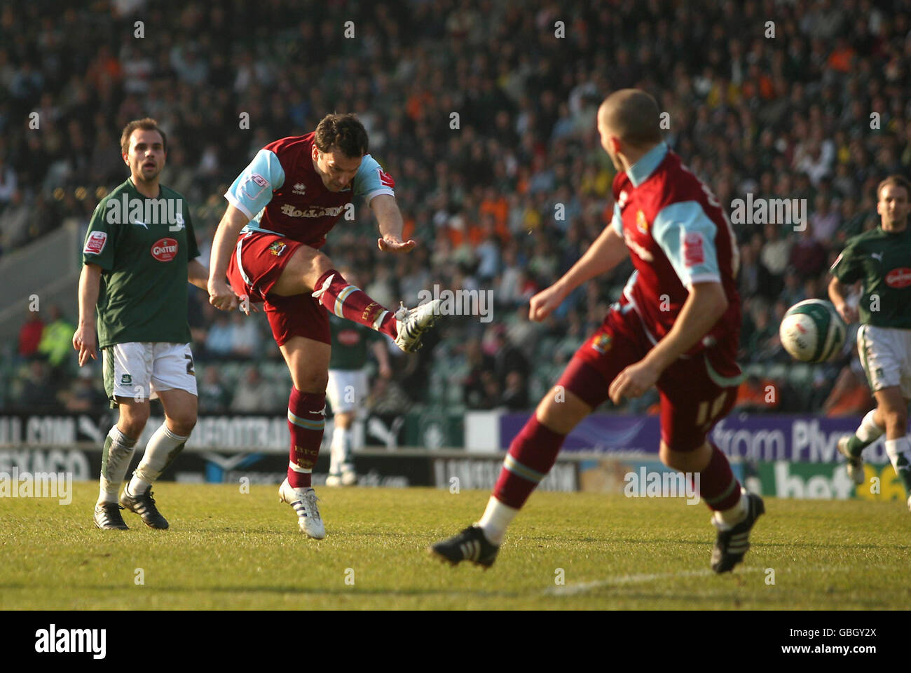 Robbie Blake de Burnley (au centre) marque le but gagnant lors du match de championnat Coca-Cola à Home Park, Plymouth. Banque D'Images