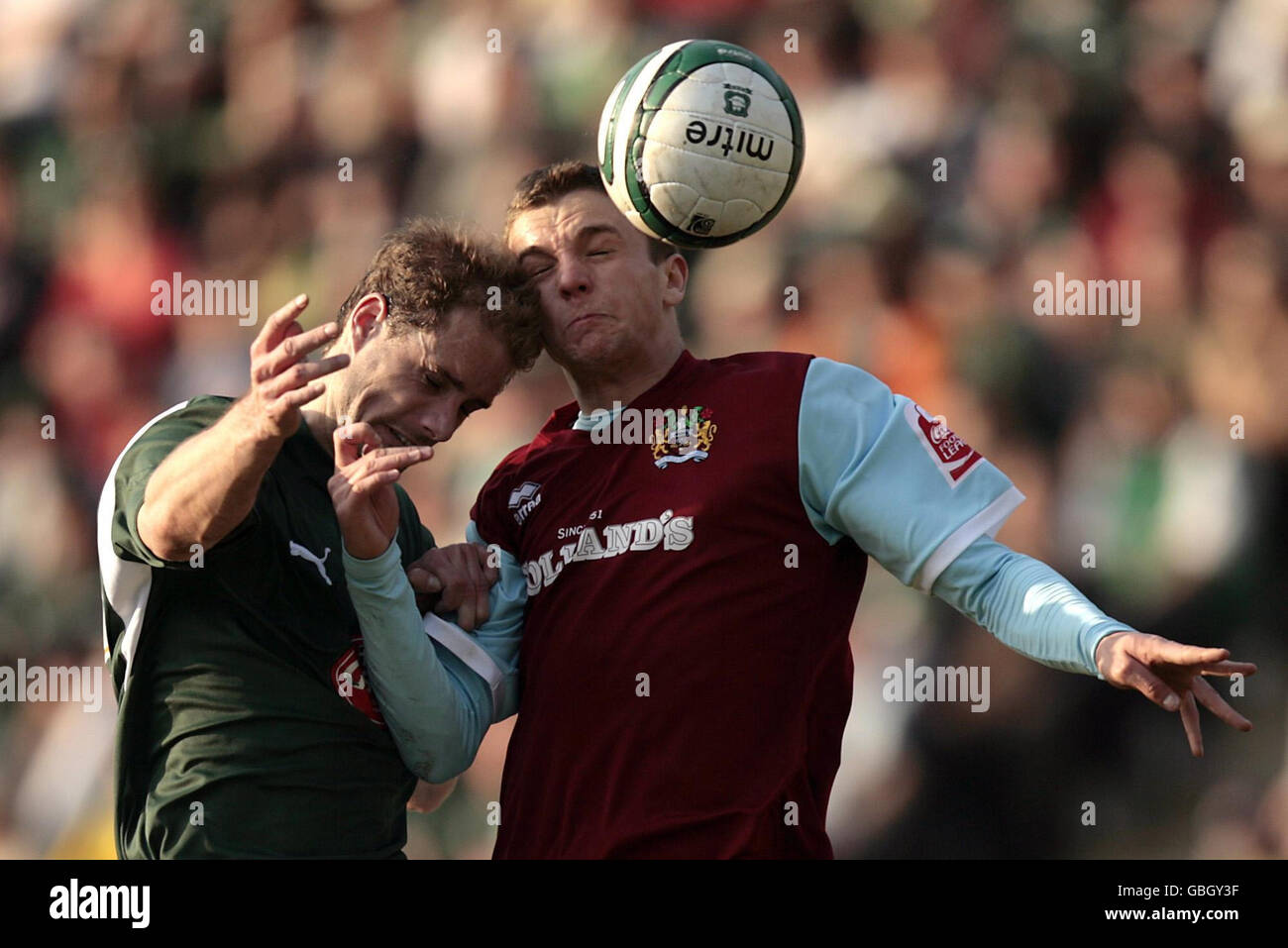 Jay Rodriguez de Burnley et Marcel Seip de Plymouth se battent pour le ballon lors du match de championnat Coca-Cola à Home Park, Plymouth. Banque D'Images