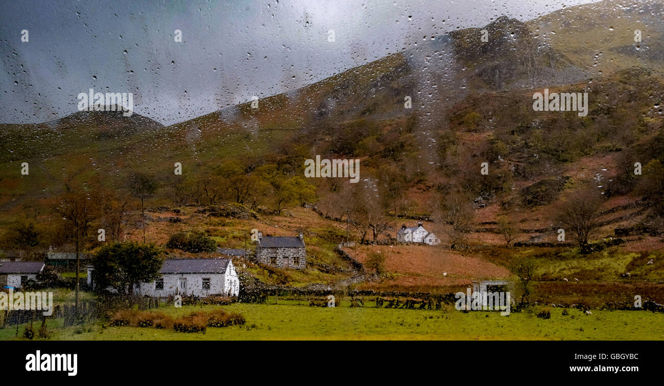 Avis de Snowdonia cottages at Snowdon par fenêtre humide Banque D'Images
