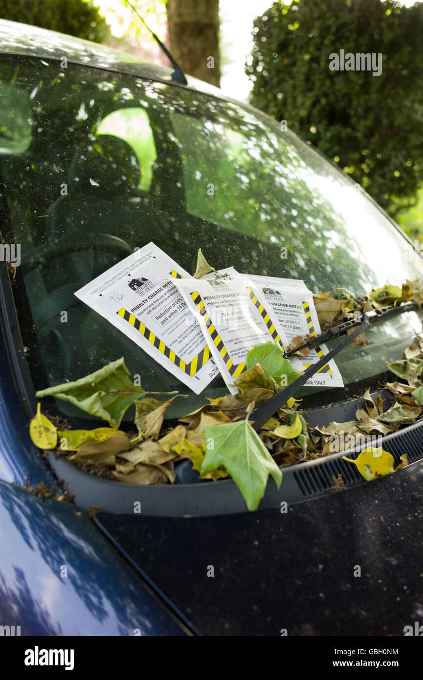 Plusieurs billets sur pare-brise de voiture Banque D'Images