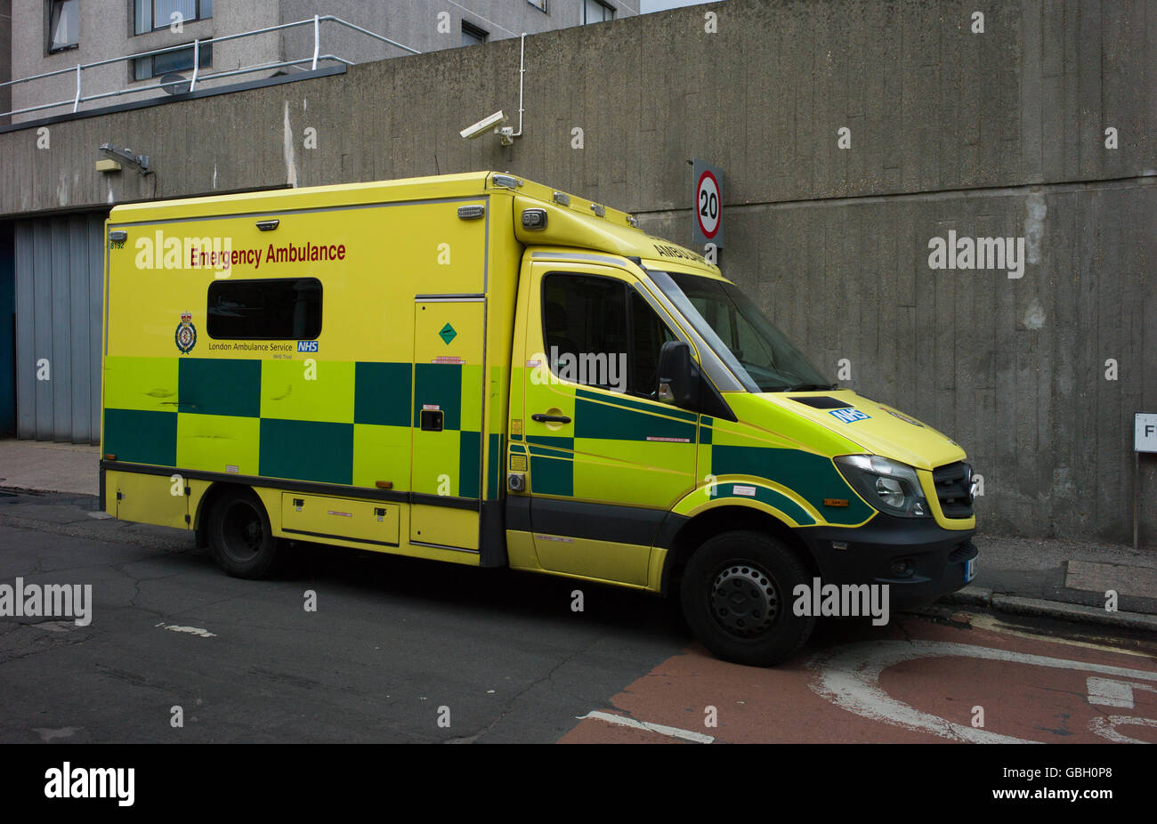 London Ambulance véhicules garés dans les rues entourant l'Ambulance service dept Banque D'Images