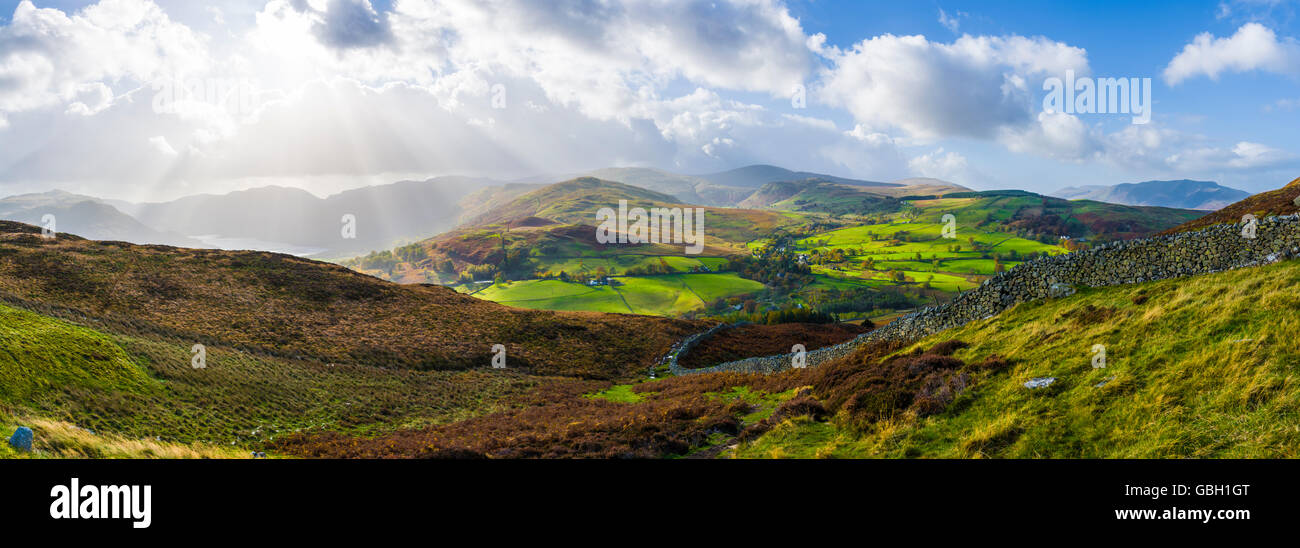 Vue sur Watermillock Common vers Matterdale Common et Great Dodd de Gowbarrow est tombé dans le parc national de Lake District. Dockray, Cumbria, Angleterre. Banque D'Images