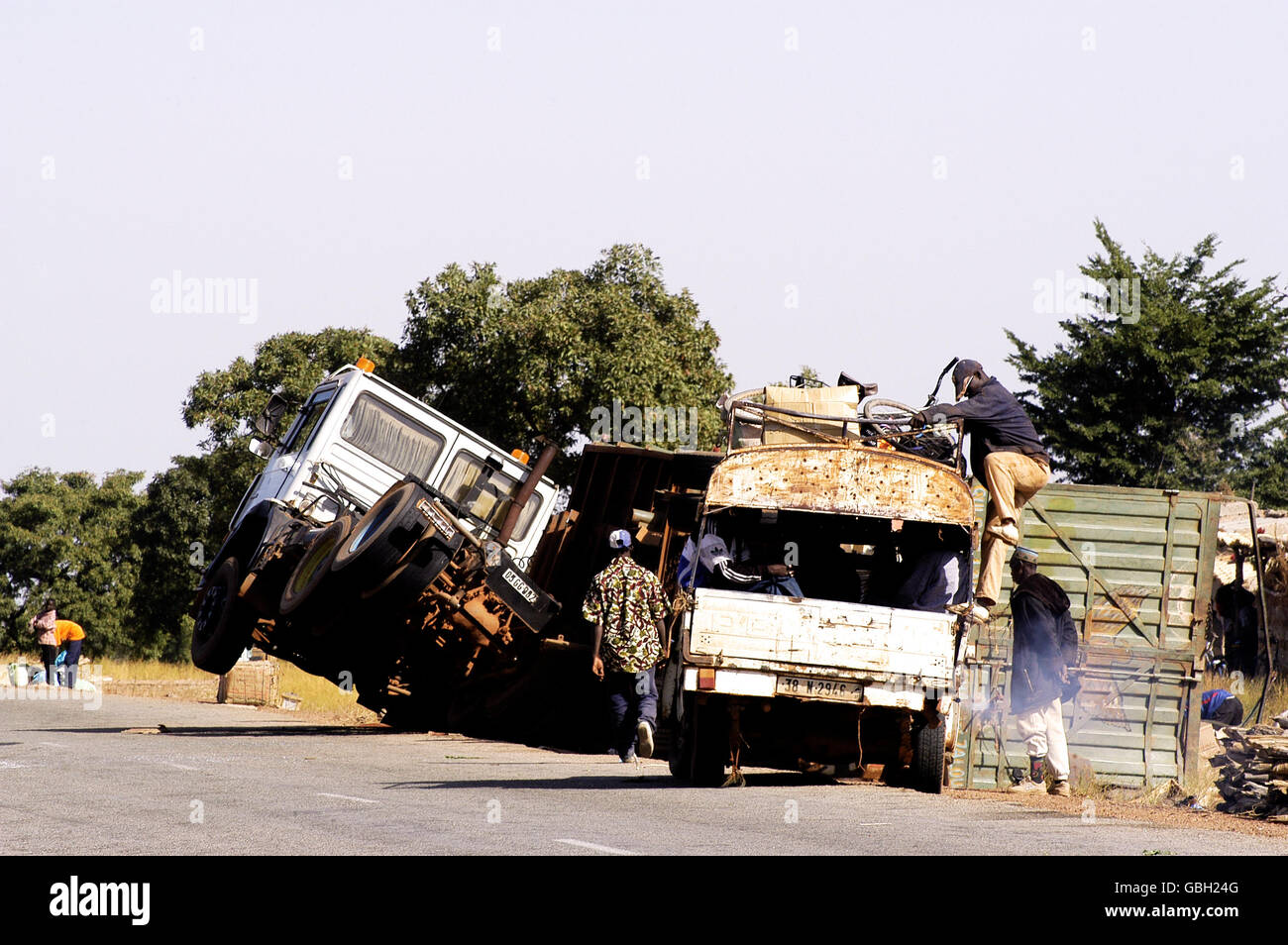 Accident de circulation sur l'Afrique sur l'autoroute entre un camion et une voiture Banque D'Images