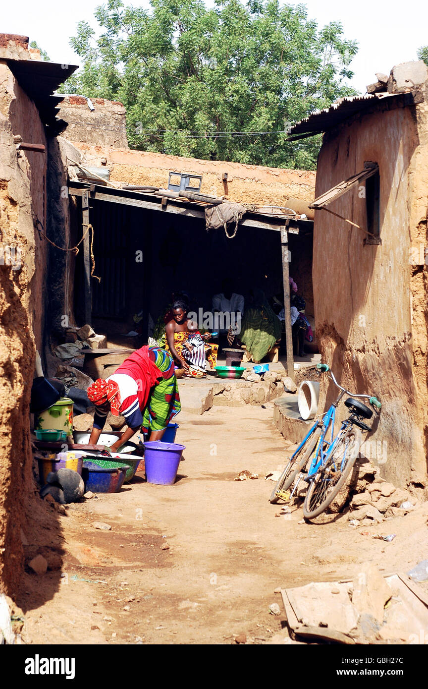 Un vieux lane Bobo-Dioulasso où les femmes sont occupés avec des activités des ménages Banque D'Images