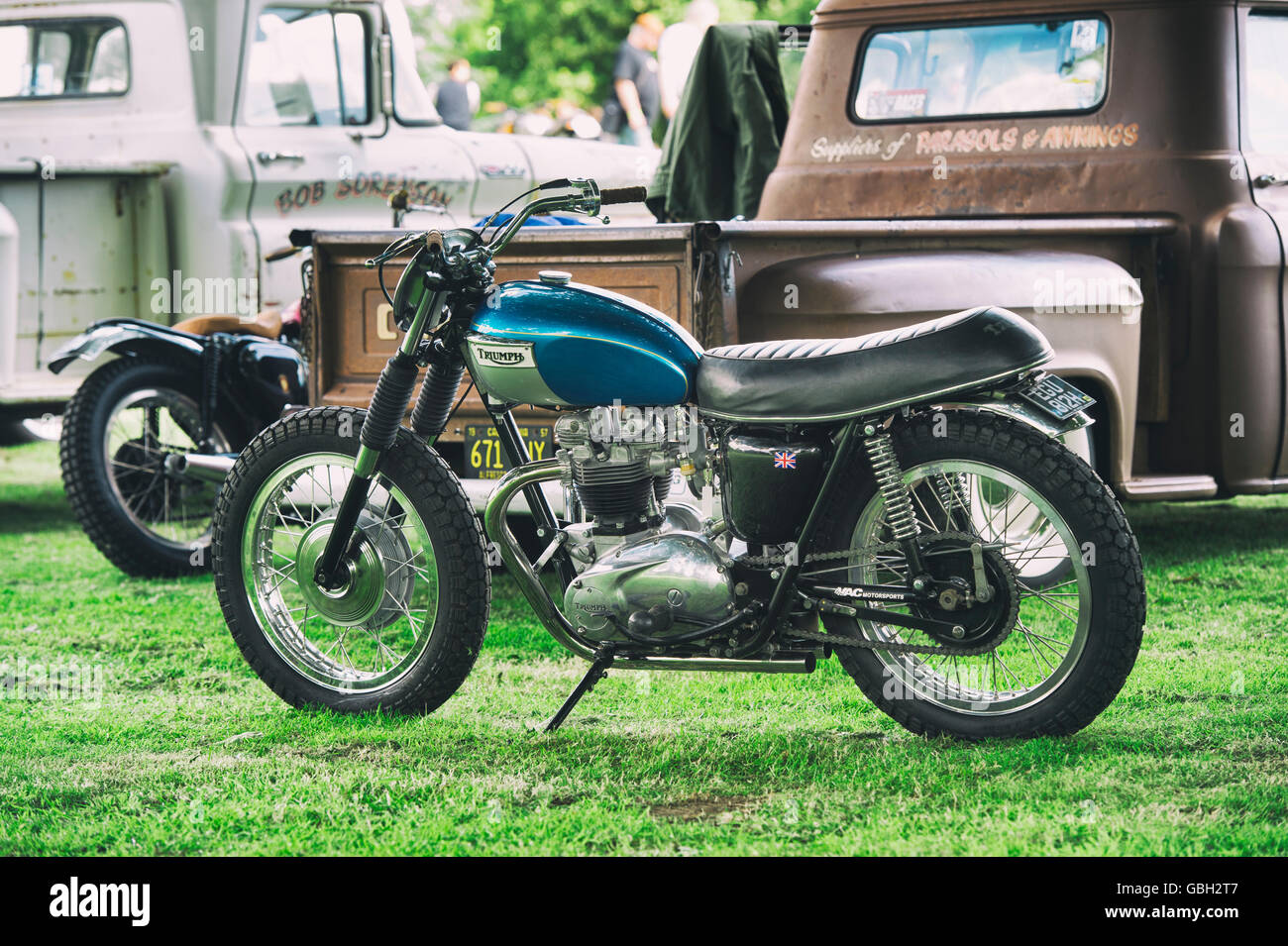 1970 Triumph TR6 et moto de camions légers américains à Malle, le kilomètre de course. Londres . Vintage / Retro filtre appliqué Banque D'Images