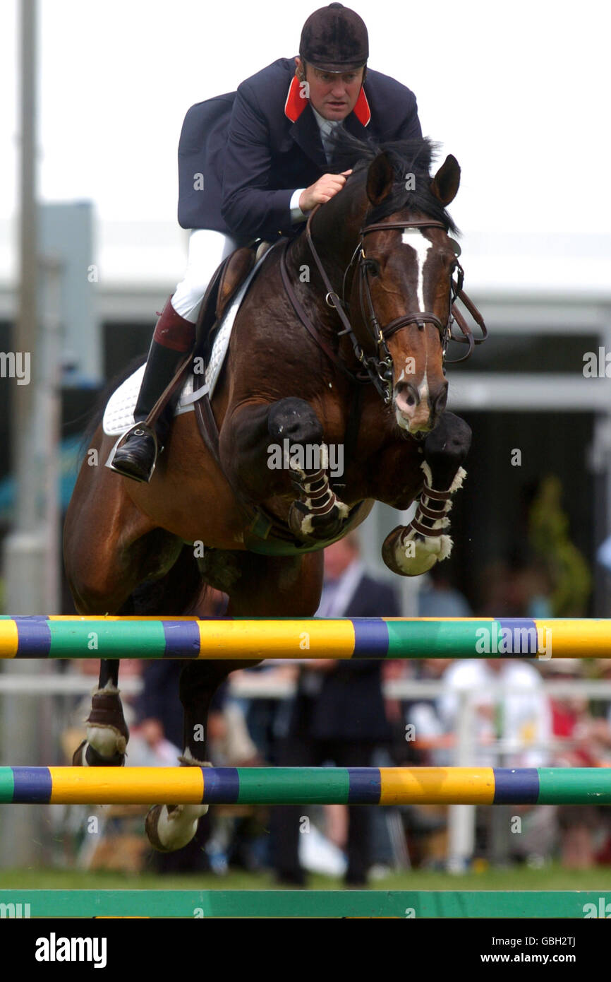 Equestrian - showjumping - le Royal Windsor Horse Show. Buddy Gun monté par William Funnel Banque D'Images