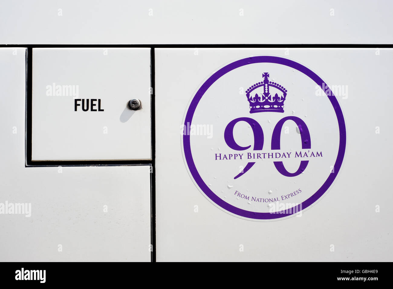 National Express Coach afficher 90e anniversaire de la reine en logo england uk southsea Banque D'Images