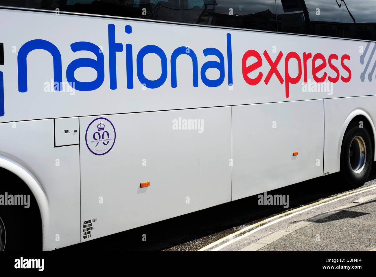 National Express Coach afficher 90e anniversaire de la reine en logo england uk southsea Banque D'Images