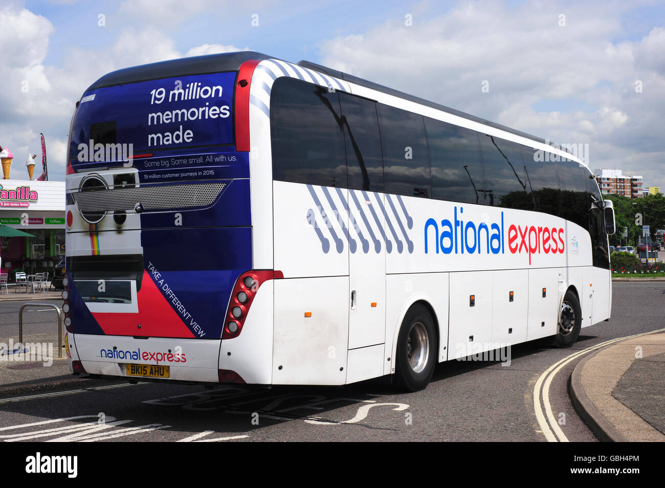 National Express Coach affichant un appareil polaroid logo en angleterre southsea Banque D'Images