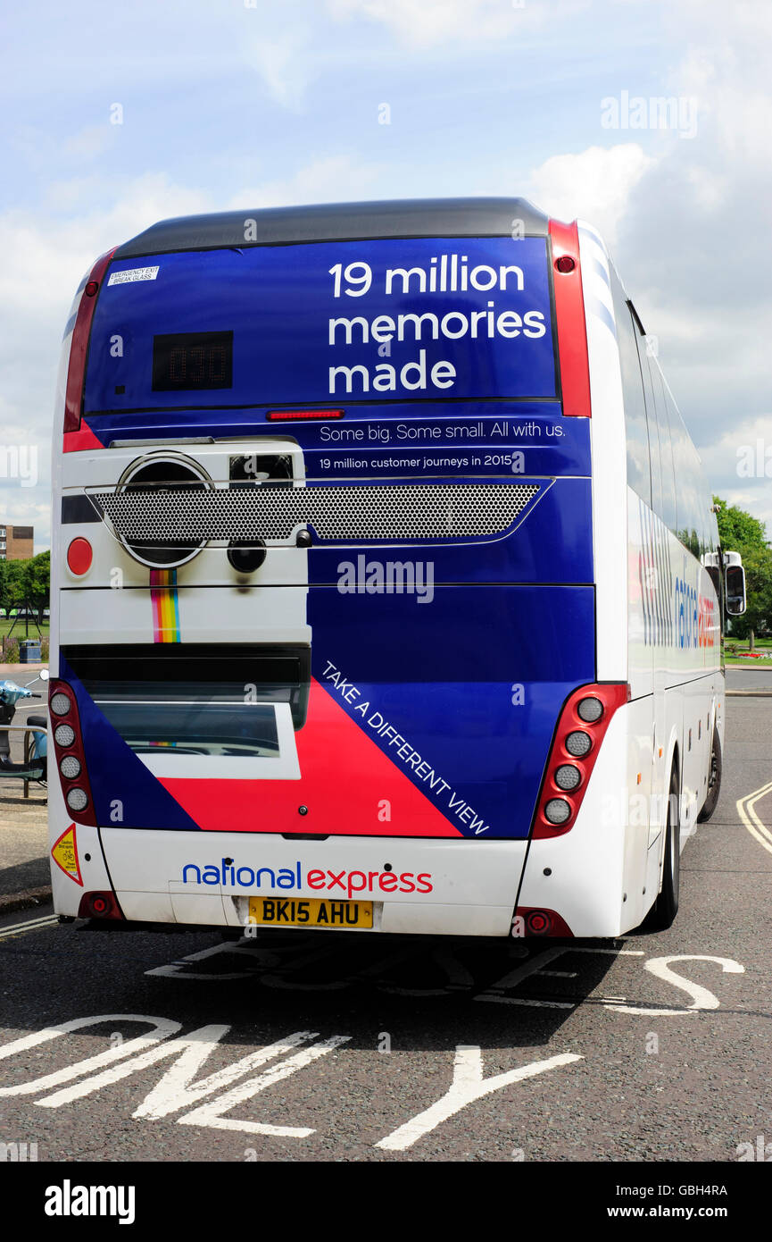 National Express Coach affichant un appareil polaroid logo en angleterre southsea Banque D'Images