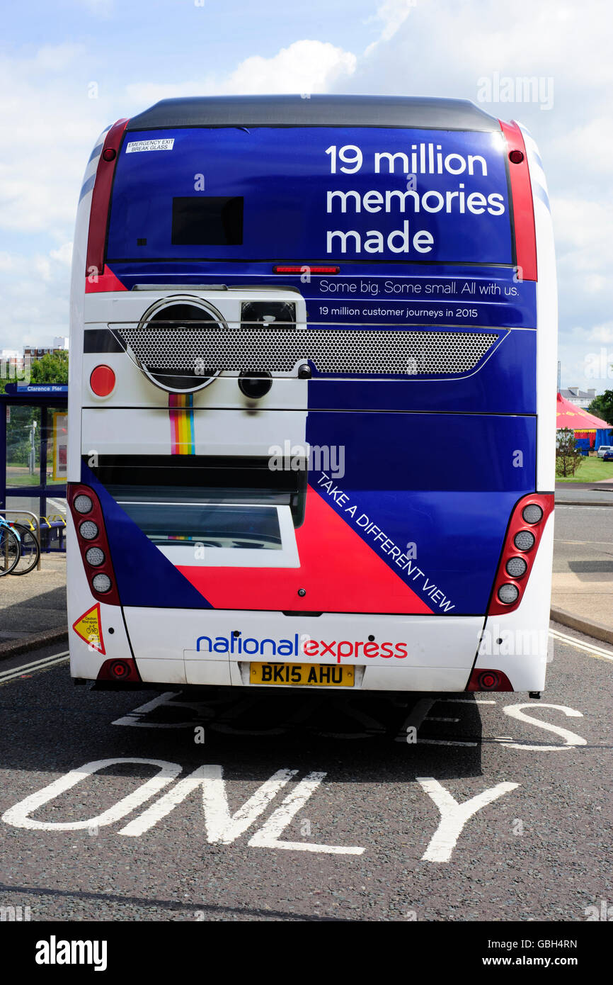 National Express Coach affichant un appareil polaroid logo en angleterre southsea Banque D'Images