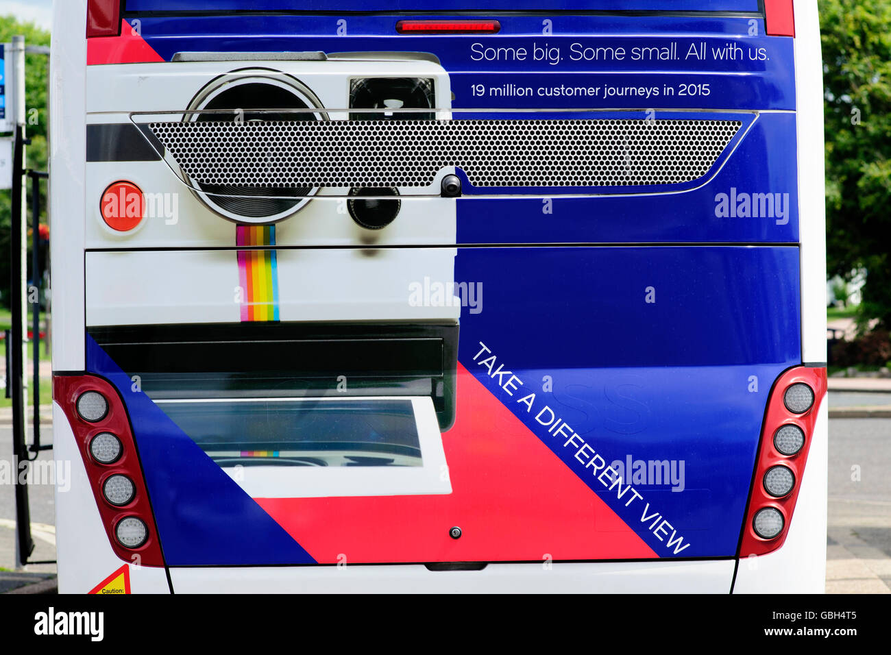 National Express Coach affichant un appareil polaroid logo en angleterre southsea Banque D'Images