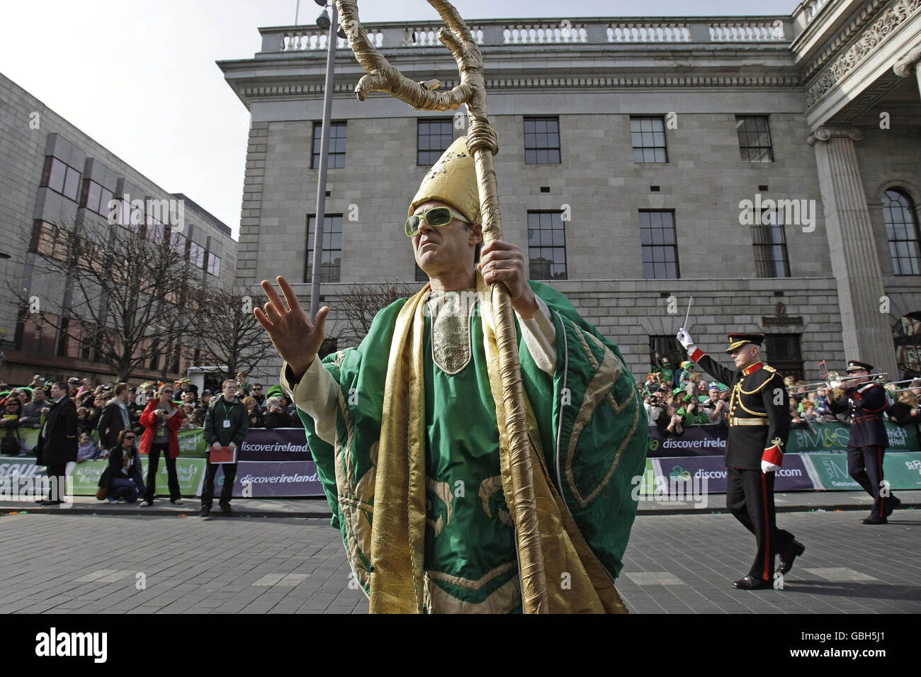 Un homme habillé sur le thème de Robert de Niro, St Patrick, mène la parade de la St Patricks à Dublin à travers les rues de Dublin pendant les célébrations annuelles. Banque D'Images