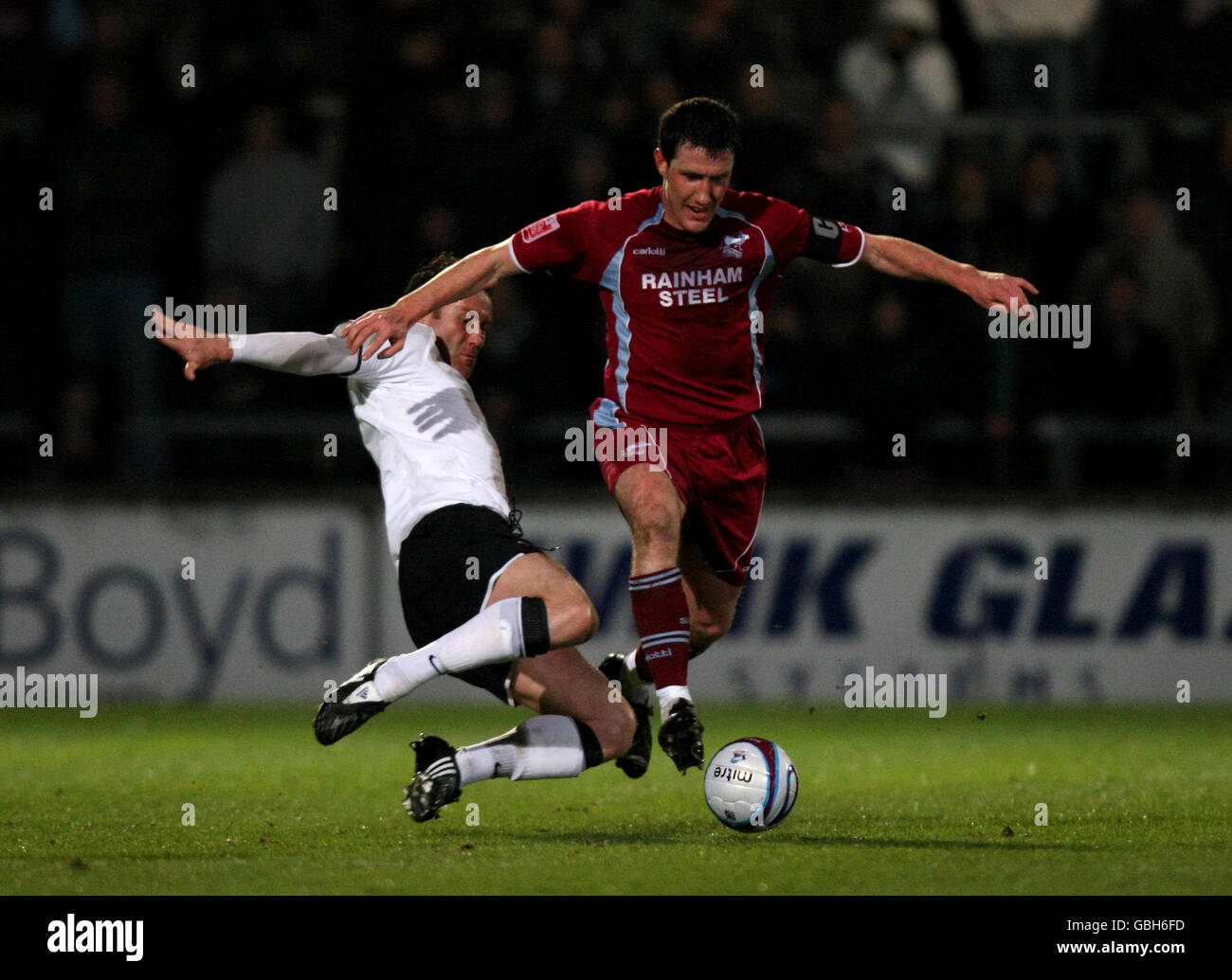 Football - Coca-Cola football League One - Scunthorpe United / Hereford United - Glanford Park.Cliff Byrne de Scunthorpe United et Steve Guinan de Hereford United Banque D'Images