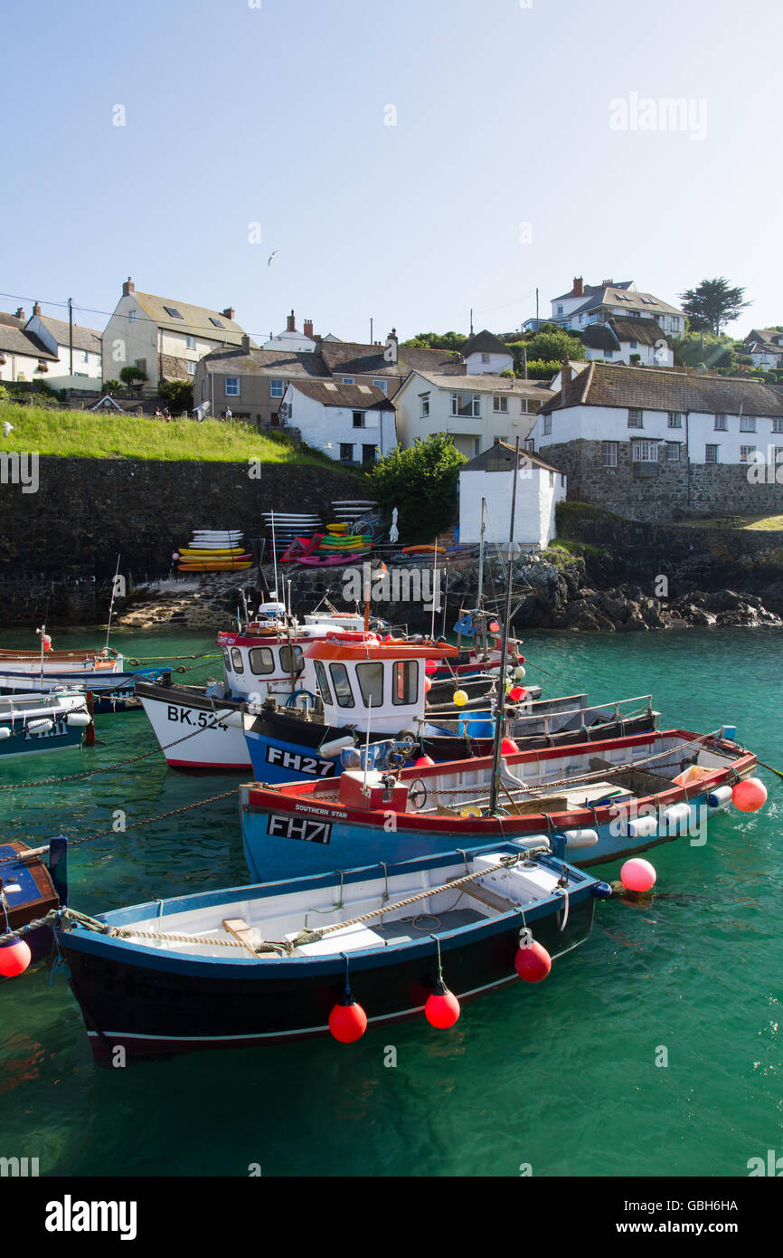 Petite pêche cornouaillais bateaux amarrés dans le port pittoresque d'un coverack, une destination touristique populaire dans la région de Cornwall, UK. Banque D'Images