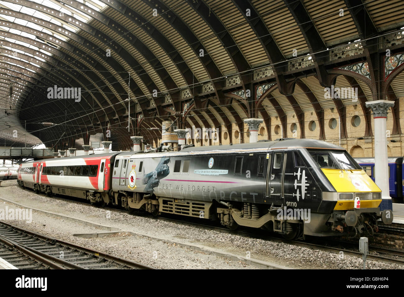 Class 91 loco 91110 'Battle of Britain Memorial Flight' en livrée commémorative à York, UK avec Virgin train de la Côte Est Banque D'Images