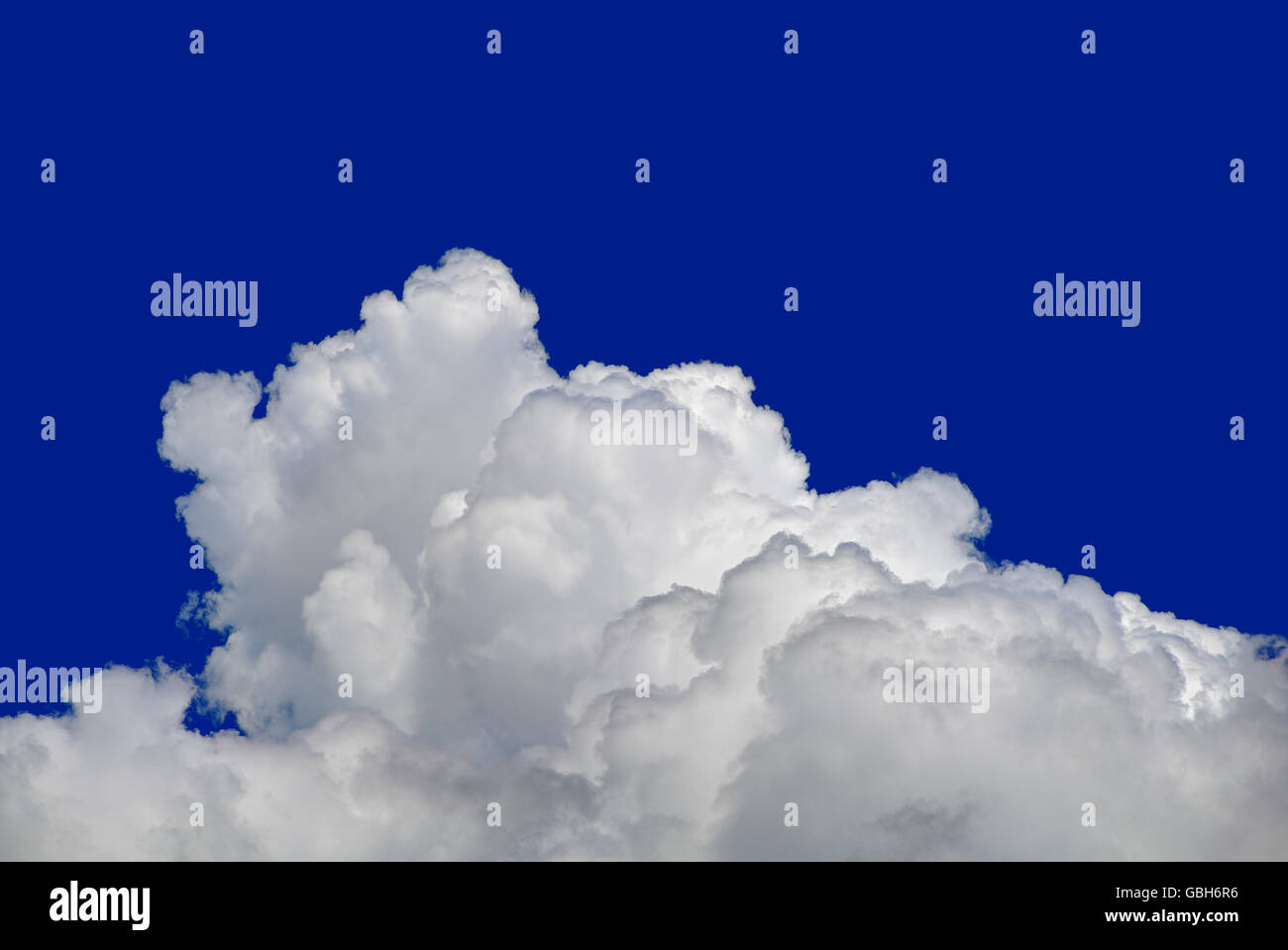Cumulus moelleux isolé sur le fond bleu. Découpe de la couche d'ozone Banque D'Images