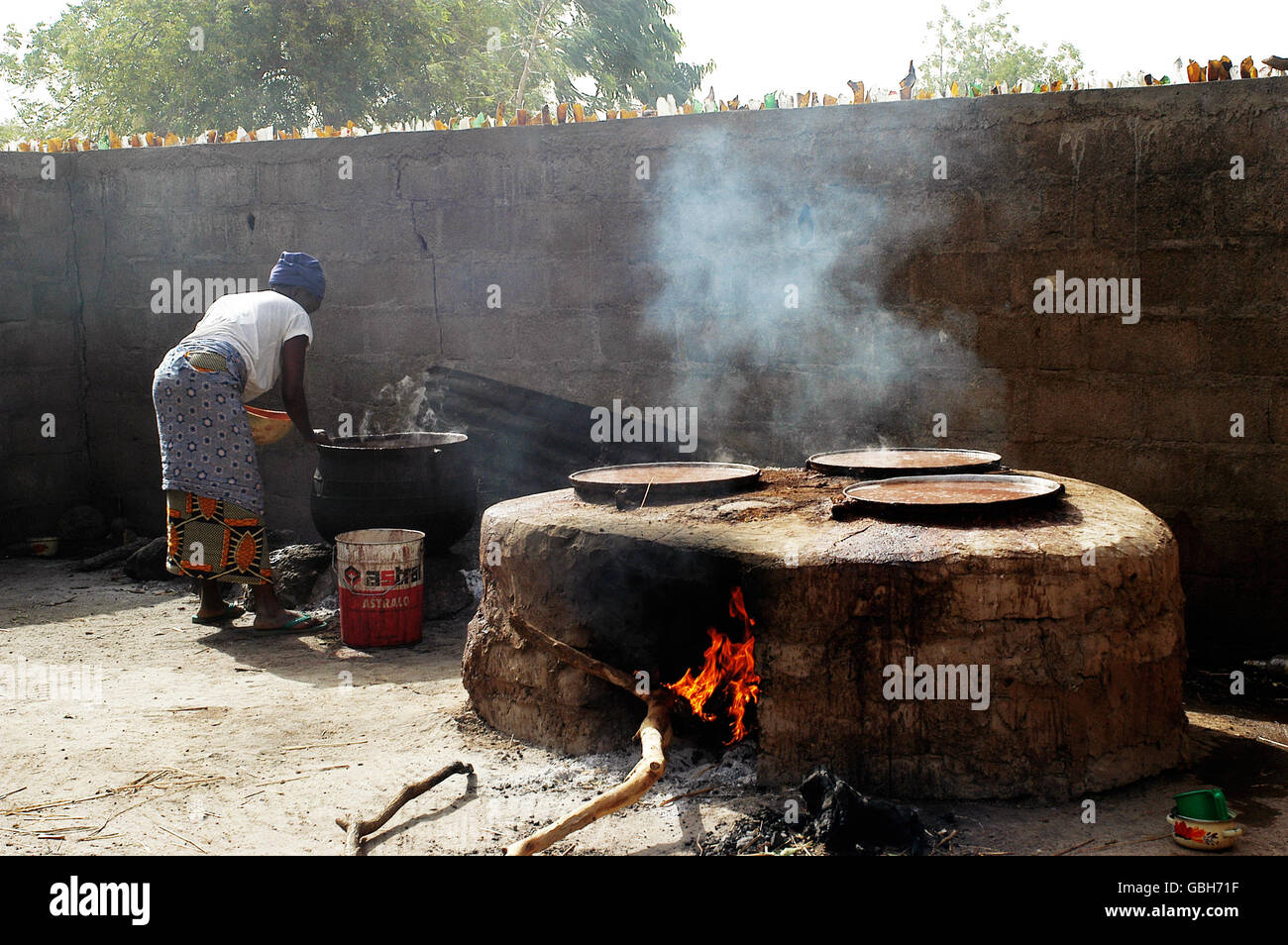 Réservés grande casserole pour la cuisson de la bière locale au Burkina Faso que nous appelons Dolo et est de mil Banque D'Images
