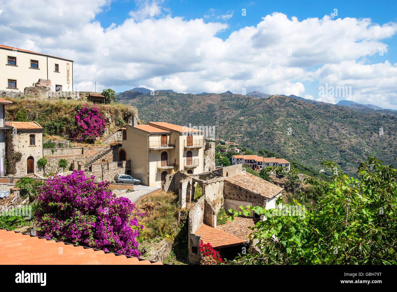 Le village médiéval de Savoca dans les Monts Peloritani près de Messine sur l'île italienne de Sicile Banque D'Images