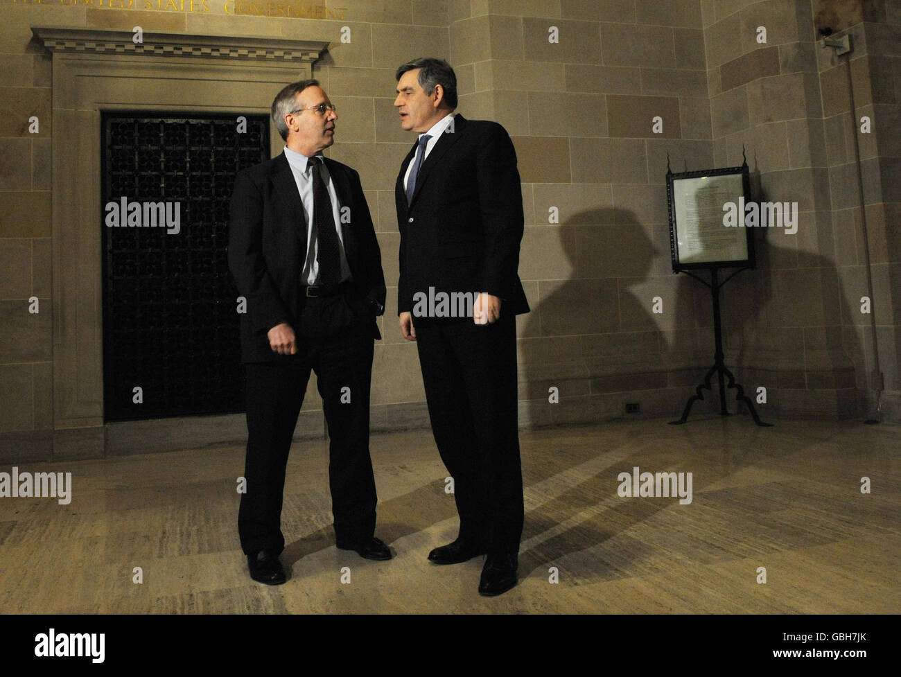 Le Premier ministre britannique Gordon Brown (à droite) rencontre le président de la Réserve fédérale de New York, William Dudley, à la Federal Reserve Bank of New York, au cours de sa visite d'une journée à New York. Banque D'Images