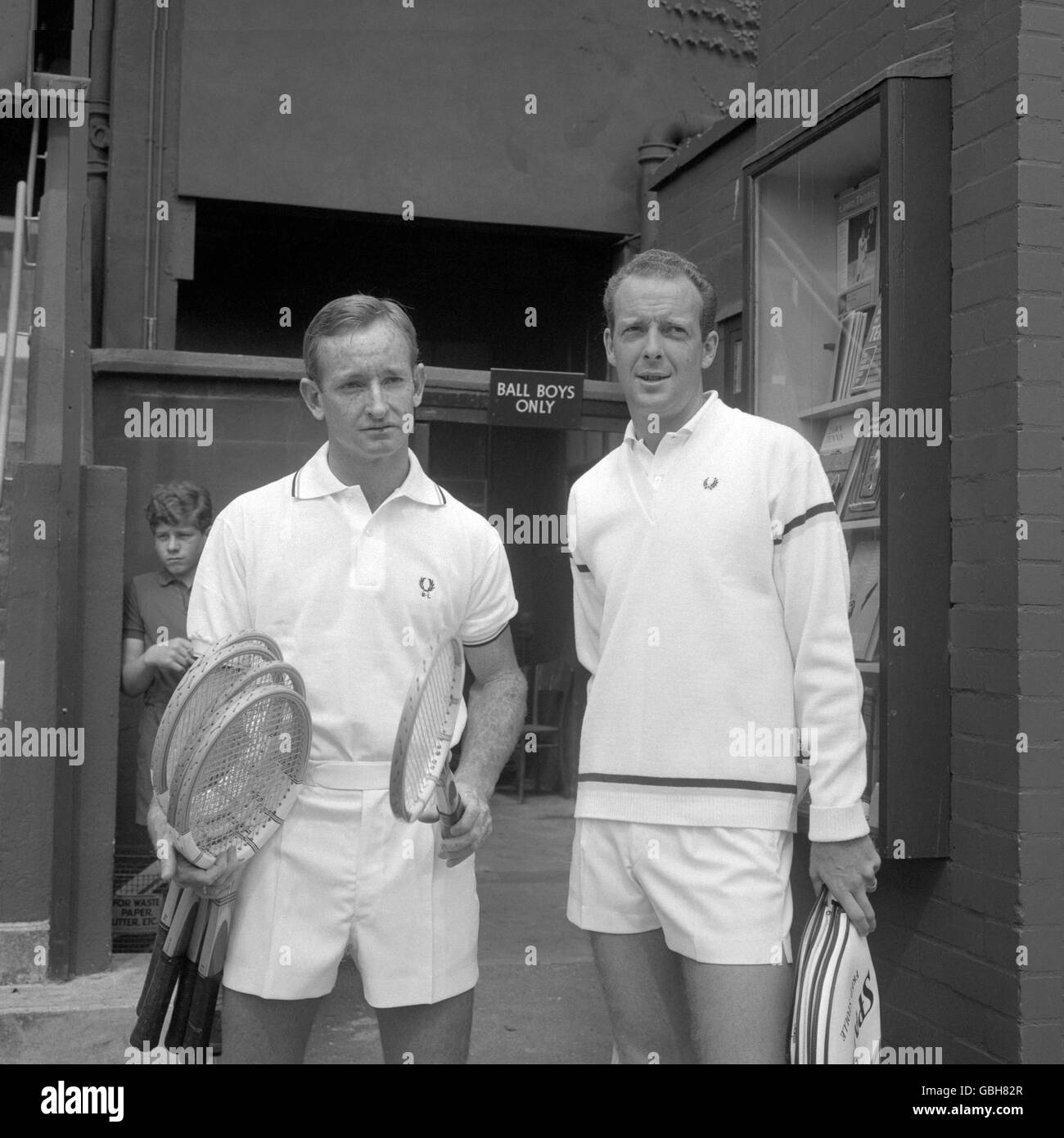 Australiens Rod laver, à gauche, et Fred Stolle, avant le premier match du World Professional tennis Tournament à Wimbledon. Banque D'Images