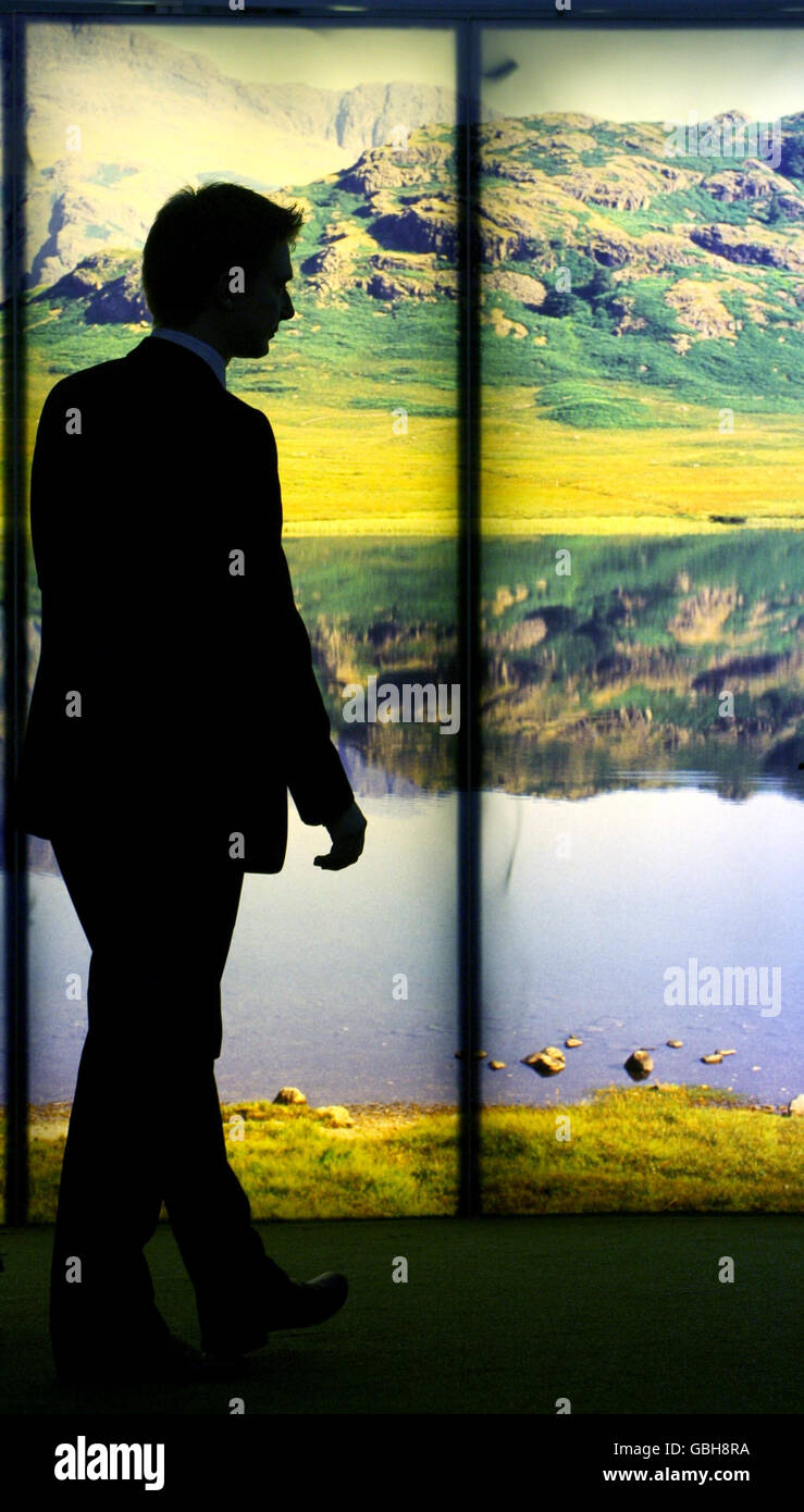 Un visiteur est vu devant une photo de paysage illuminée au spectacle Best of Britain and Ireland 2009, au centre Excel des Docklands de Londres. Banque D'Images
