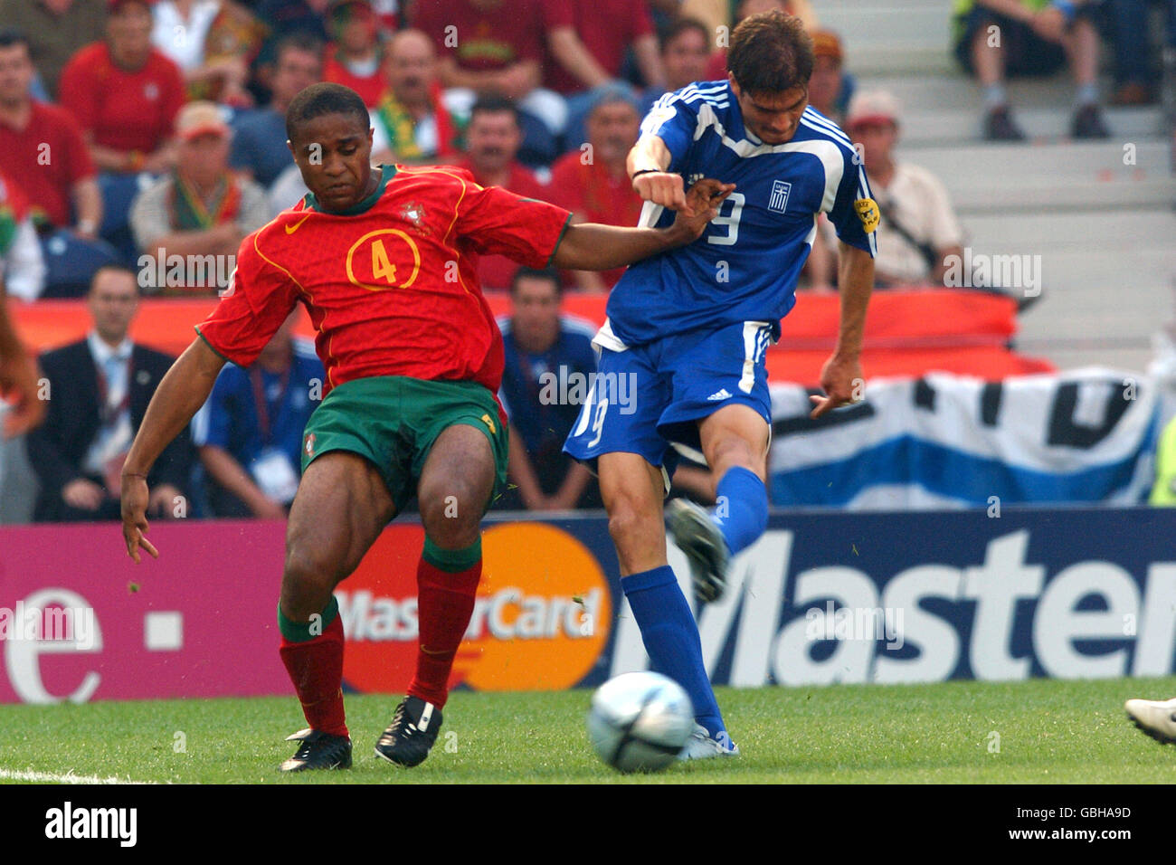 Football - Championnat d'Europe de l'UEFA 2004 - Groupe A - Portugal / Grèce.Angelos Charisteas (r), de Grèce, obtient un coup de feu sur le but malgré l'attention de Jorge Andrade, du Portugal Banque D'Images