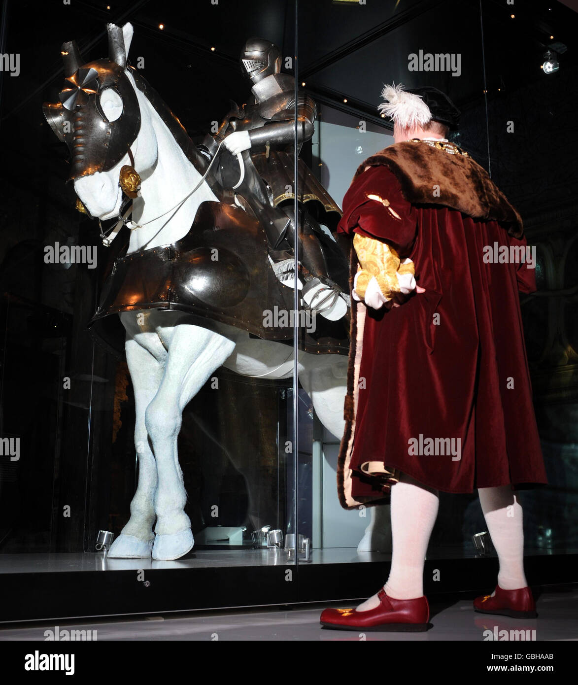 Un acteur habillé comme Henry VIII avec 'Bard bourguignons' gravé et en relief flamand, ou armure de cheval, présenté à un jeune Henry VIII par le Saint empereur romain Maximilian 1 vers 1511-15. Banque D'Images