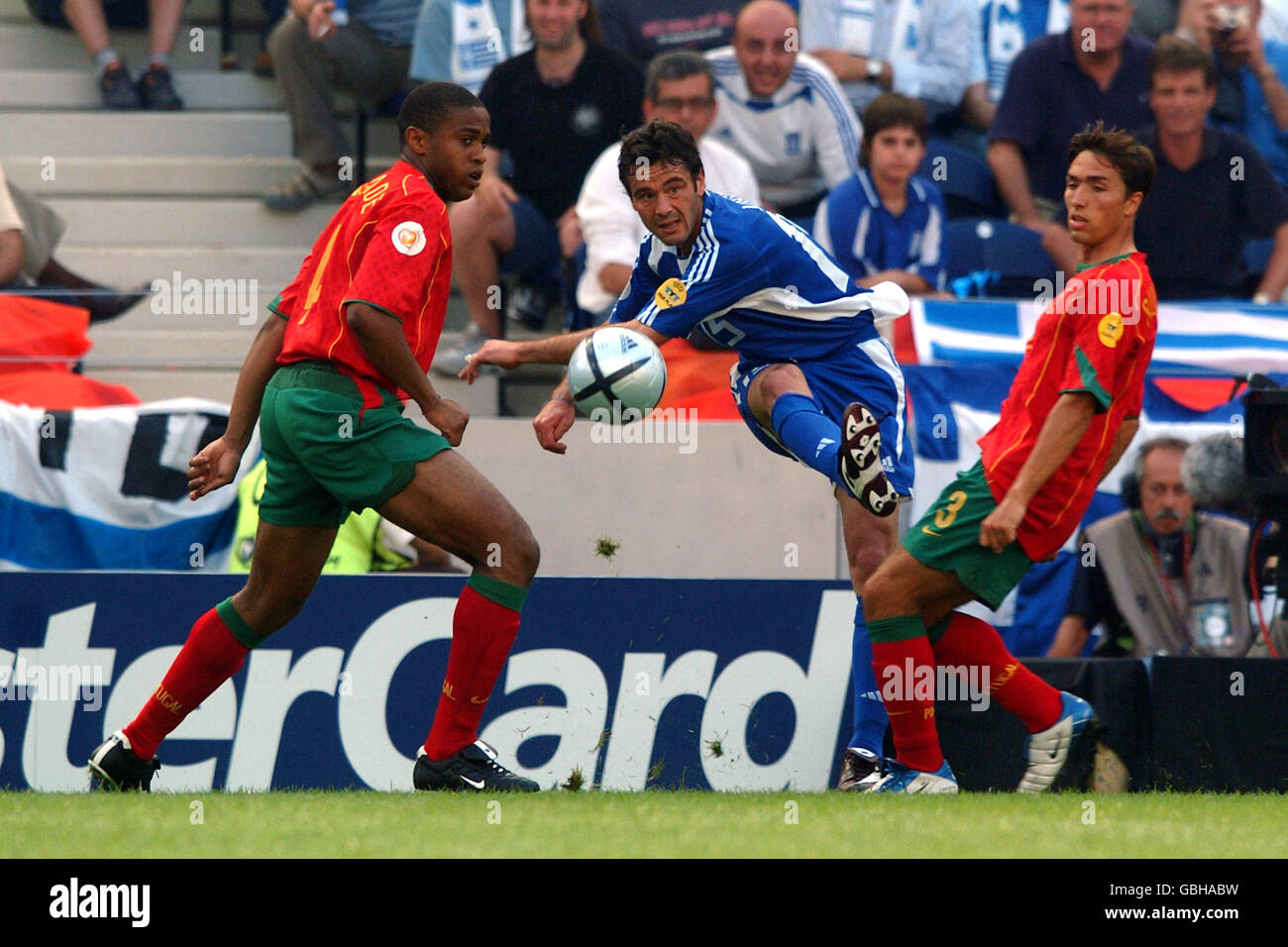 Football - Championnat d'Europe de l'UEFA 2004 - Groupe A - Portugal / Grèce.Le Zisis Vryzas de Grèce prend en charge Jorge Andrade (l) et Rui Jorge (r) du Portugal Banque D'Images