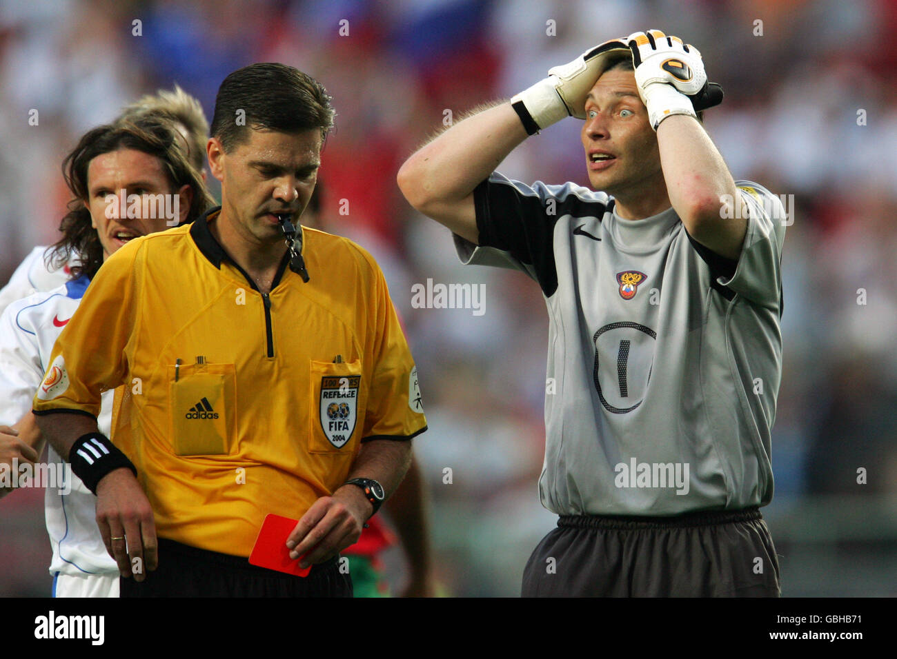 Football - Championnat d'Europe de l'UEFA 2004 - Groupe A - Russie / Portugal.Le Sergueï Ovchinnikov de Russie est envoyé pour le handball en dehors de la boîte Banque D'Images