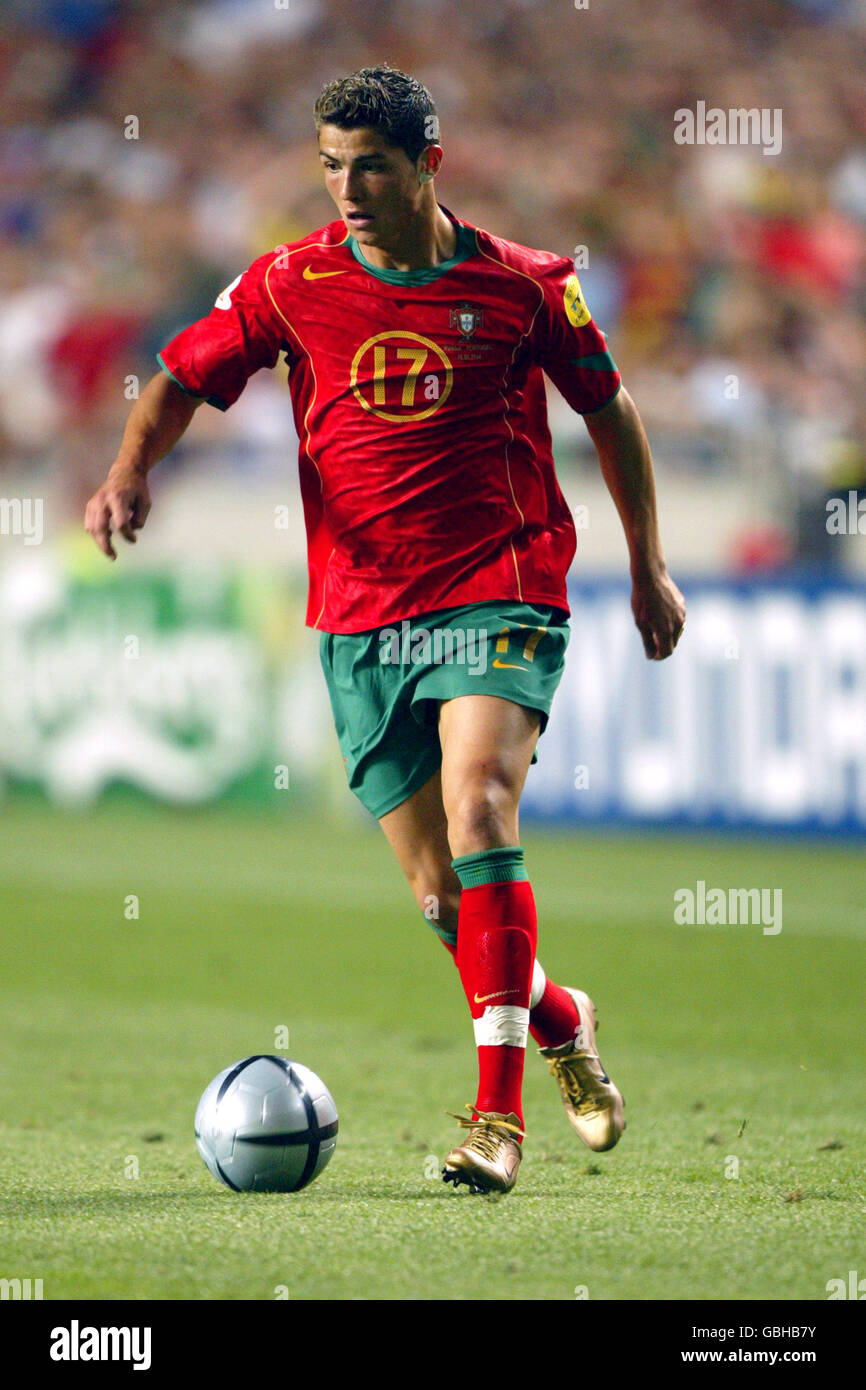 Football - Championnat d'Europe de l'UEFA 2004 - Groupe A - Russie /  Portugal. Cristiano Ronaldo, Portugal Photo Stock - Alamy