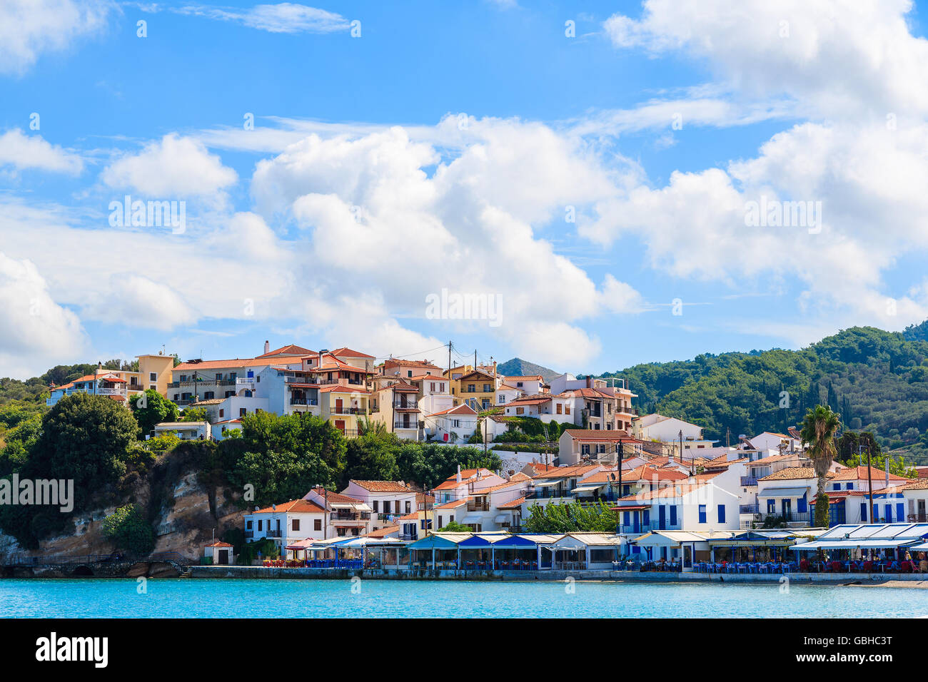 Vue de Kokkari village aux maisons colorées sur la côte de l'île de Samos, Grèce Banque D'Images