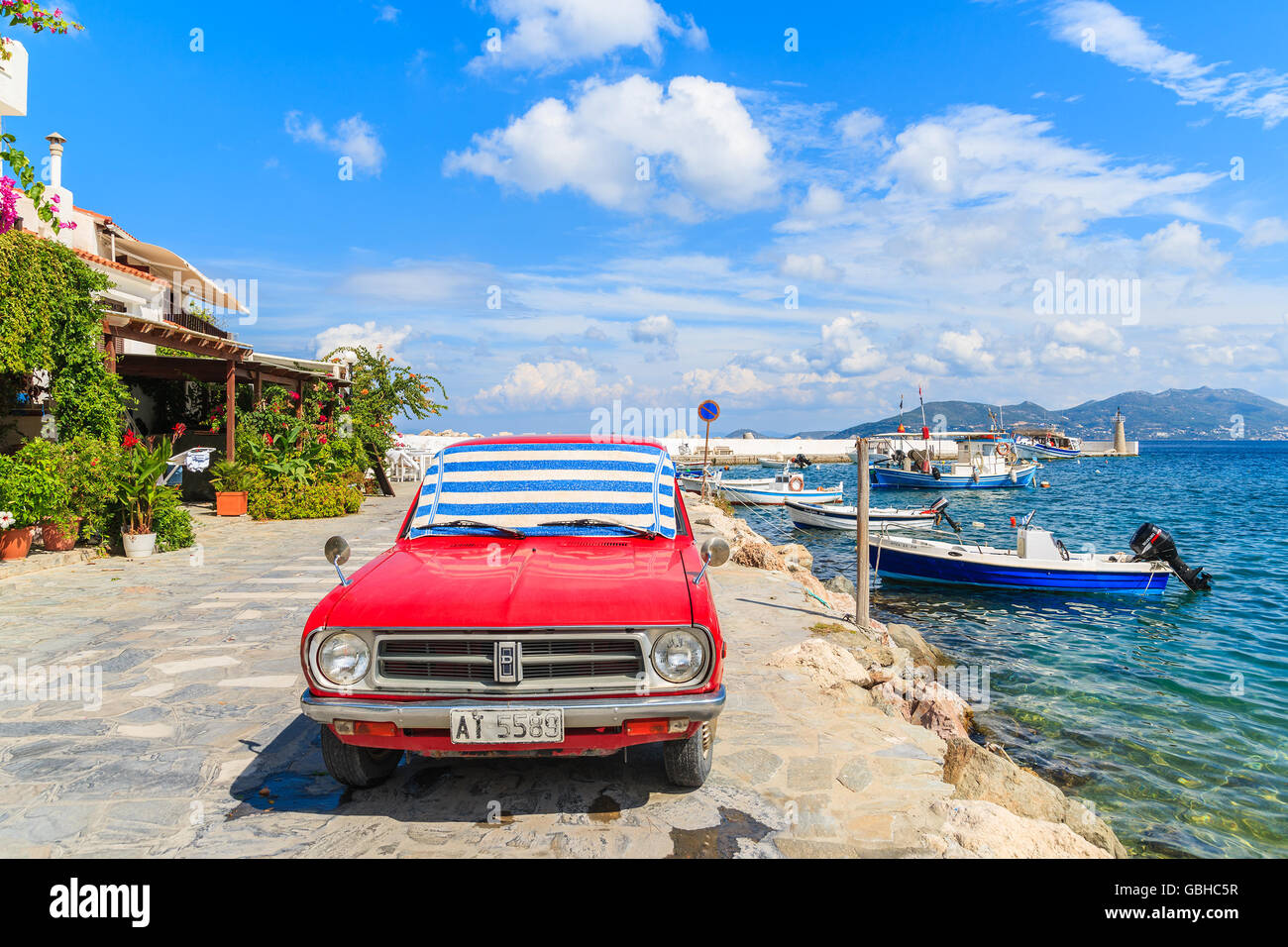 PORT DE KOKKARI, SAMOS ISLAND - Sep 24, 2015 : ramassage rouge classique voiture garée à terre dans le village de Kokkari, l'île de Samos, Grèce Banque D'Images