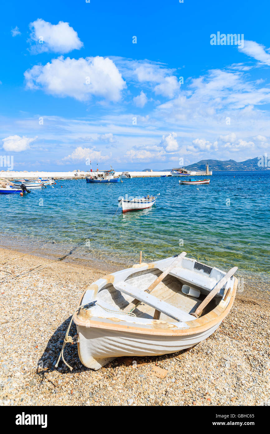Bateau de pêche sur la plage, dans le village de Kokkari, l'île de Samos, Grèce Banque D'Images