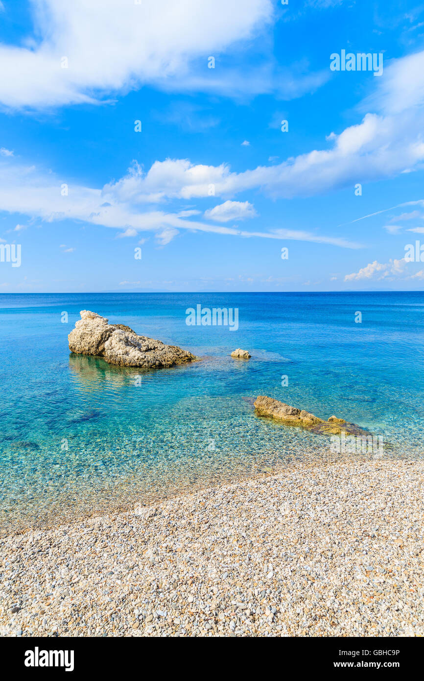 L'eau de mer cristalline de Kokkari beach, l'île de Samos, Grèce Banque D'Images