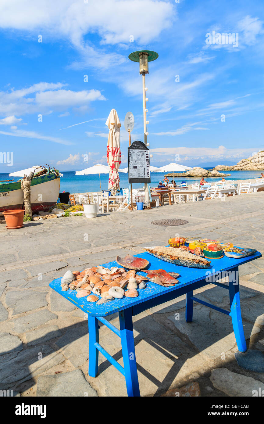 L'île de Samos, Grèce - Sep 24, 2015 : bleu tabouret en bois avec des coquillages et des souvenirs sur la plage dans la ville de Kokkari, Samos Island, le GRE Banque D'Images