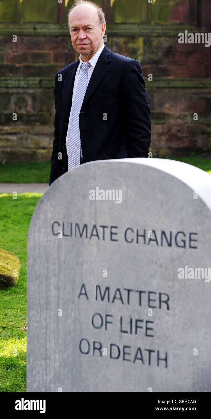 Climatologue de premier plan et directeur de l'Institut Goddard de l'espace de la NASA, le Dr James Hansen se trouve à côté d'une tombe fictive avec « le changement climatique EST une question de vie ou de mort » gravée sur elle, à l'extérieur de la cathédrale de Coventry, pour souligner l'effet négatif que le changement climatique a sur les personnes vivant dans les pays en développement. Banque D'Images
