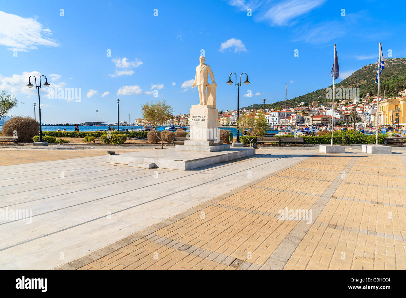 La ville de Samos, Grèce - Sep 24, 2015 Place : port de Samos dans Temistoklis Sofulis avec statue de, premier ministre grec qui a servi e Banque D'Images