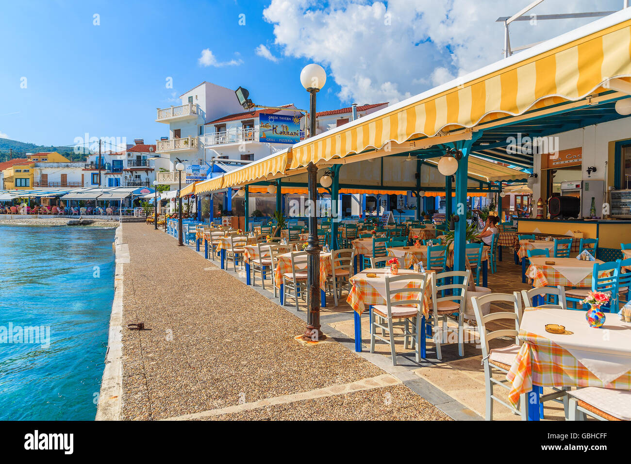 KOKKARI, SAMOS ISLAND - Sep 25, 2015 : Tables et chaises en taverne grecque traditionnelle dans la ville de Kokkari sur la côte de l'île de Samos, G Banque D'Images