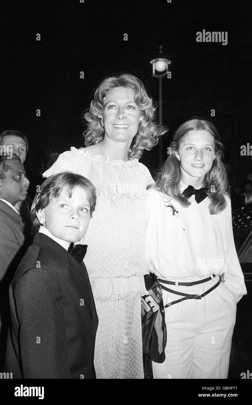 Vanessa Redgrave, arrivant au Prince Charles Theatre de Londres avec ses enfants Joely Richardson, à droite, et Carlo Nero pour la première de 'Agatha' dans laquelle elle joue le rôle de titre d'Agatha Christie. Banque D'Images