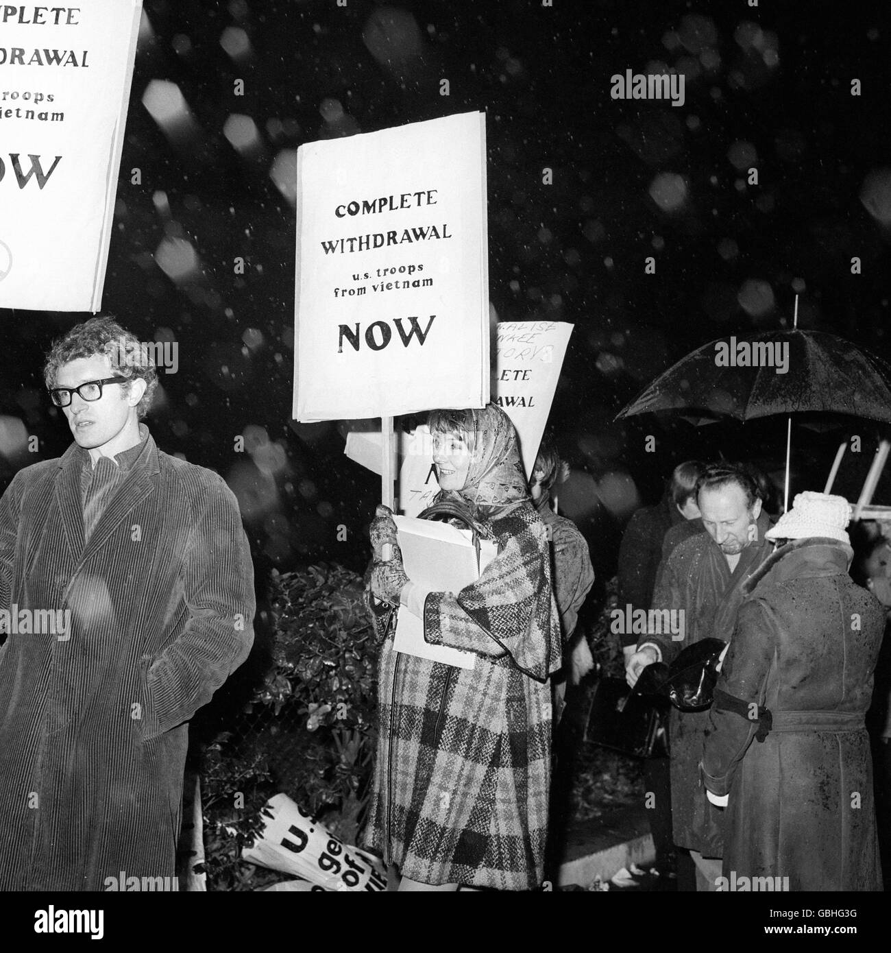 L'actrice Vanessa Redgrave portant un écriteau appelant au retrait des troupes américaines du Vietnam alors qu'elle se rendait à l'ambassade de Suède à Londres. Ils allaient à l'ambassade de Suède "pour présenter des félicitations pour l'attitude compatissante du Gouvernement suédois à accorder l'asile aux jeunes résistants à la guerre américains et à reconnaître le Gouvernement du Nord-Vietnam". Banque D'Images