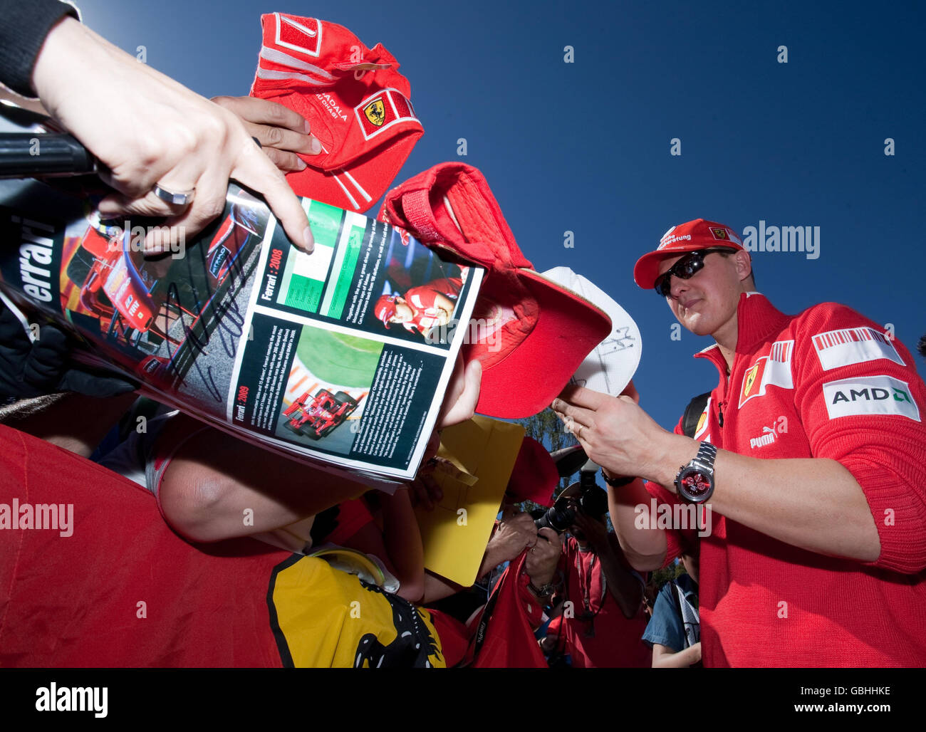 Course automobile Formula One - Grand Prix d'Australie - course - Albert Park - Melbourne.L'ancien champion de F1 Michael Schumacher signe des autographes avant le Grand Prix d'Australie à Albert Park, Melbourne, Australie. Banque D'Images