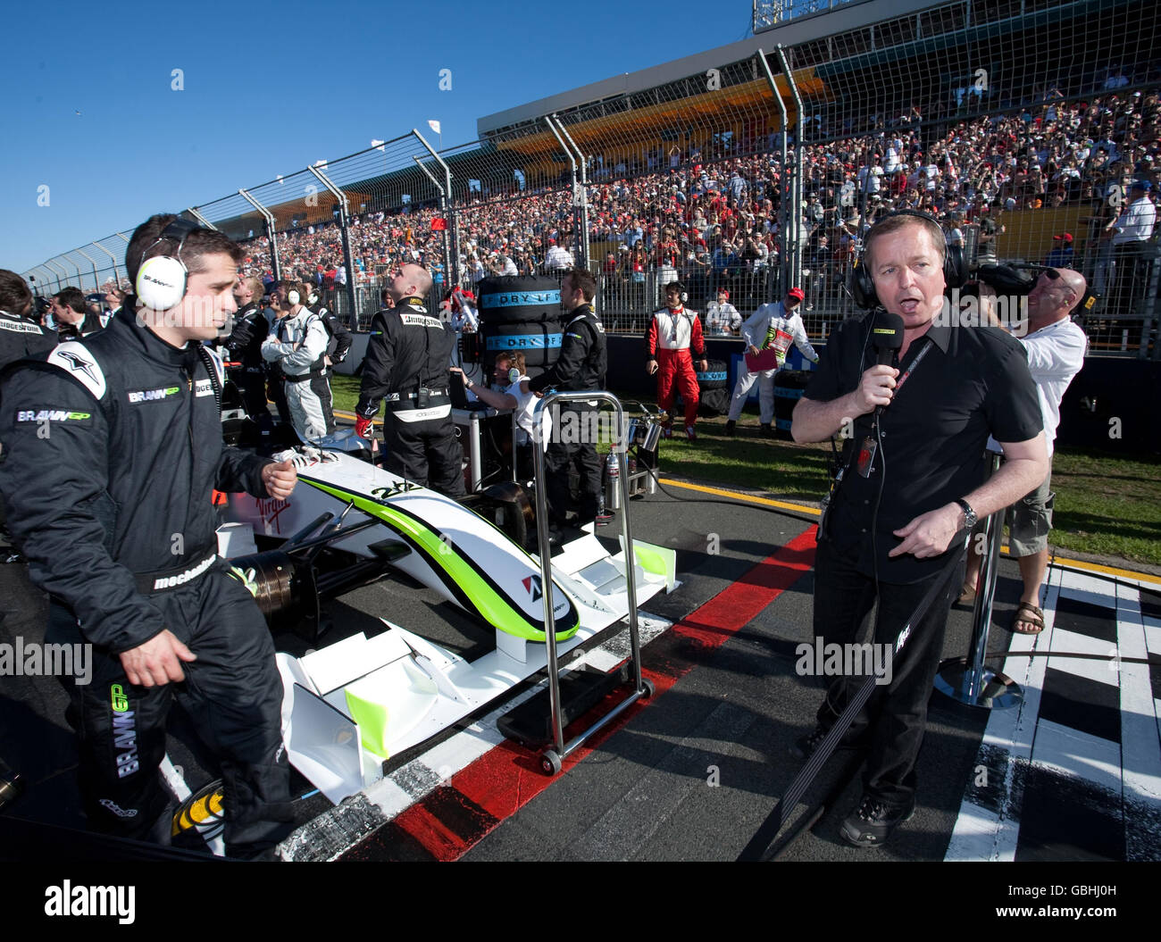 Martin Brundle, commentateur de la BBC, sur la grille avant le Grand Prix d'Australie à Albert Park, Melbourne, Australie. Banque D'Images