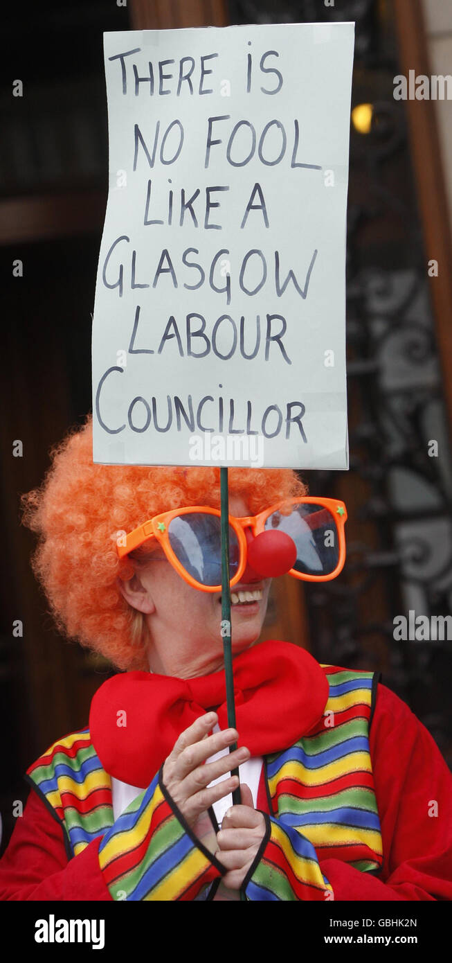 Cathy Wotherspoon, membre du conseil des parents de l'école Victoria, proteste à l'extérieur des chambres de la ville de Glasgow dans le cadre de la campagne Save Our Schools. Banque D'Images