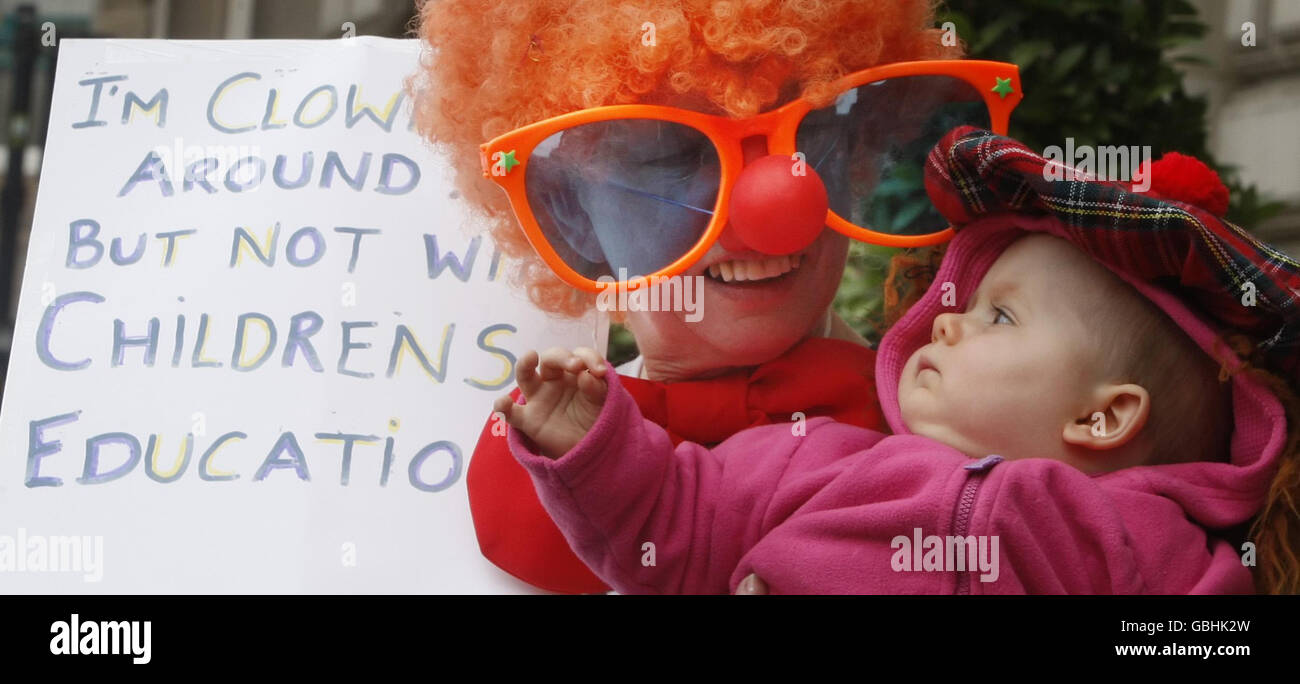 Cathy Wotherspoon, membre du conseil des parents de l'école Victoria, et Emma Peters, âgée de 11 mois, protestent à l'extérieur des chambres de la ville de Glasgow dans le cadre de la campagne Save Our Schools. Banque D'Images